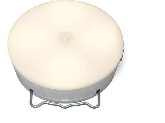 【商品説明】センサーが人の動きを感知して自動的に点灯する乾電池式LED室内センサーライトマルチタイプです。人が近づくとふわっと光るので納戸・廊下・クローゼット・玄関・物置などの明かり取りに最適です。乾電池式で電源や配線が不要なので、いろいろな場所に簡単に設置できます。2段階の明るさ切り替えができます（Hi／Lo）。【仕様】●商品サイズ：約Φ95×高さ37mm●商品重量：103g●光源色：電球色●光源：0．5W−LED×4個●全光束：【ON】約40lm【AUTOHi】約40lm【AUTOLo】約12lm●感知センサー：赤外線受動式センサー●明暗センサー：フォトセンサー●点灯保持時間：【ON】常時点灯【AUTO】約10秒（感知中は常時点灯）●点灯モード：OFF／ON／AUTOLo／AUTOHi●使用電池：単3形アルカリ乾電池3本（別売）●電池寿命目安（1日10回／各10秒点灯の場合）：【ON】約15時間【AUTOHi】約12ヵ月【AUTOLo】約24ヵ月●設置場所：屋内専用●保証期間：お買い上げ日より1年間●センサー感知距離：約2．5mまで●センサー感知角度：水平約100°／垂直約40°●取り付けプレートサイズ／重量：約Φ91×高さ7mm／約20g●付属品／取り付けプレート、ねじ×2、釘×2【備考】※メーカーの都合により、パッケージ・仕様等は予告なく変更になる場合がございます。【検索用キーワード】アイリスオーヤマ　あいりすおーやま　IRISOHYAMA　アイリス　あいりす　IRIS　乾電池式LEDセンサーライト　マルチタイプ　電球色　乾電池式LEDセンサーライト　マルチタイプ　乾電池式LEDセンサーライト　LEDセンサーライト　センサーライト　天井照明　照明器具　LED　BSL40ML−WV2　BSL40MLWV2　乾電池　電球色　灯り　明かり　人感ライト　電池式　節電　おすすめ　自動　点灯　消灯　引っ掛け　マグネット設置　コードレス　コンセント不要　簡単　持ち運び　照明器具　ライト　X041SM乾電池式のLED室内センサーライトマルチタイプです。