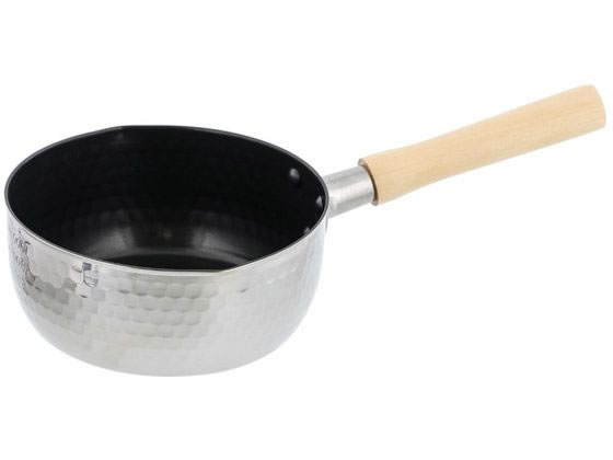【商品説明】内面ふっ素樹脂塗膜加工はダイキンEK（耐摩耗性試験50万回クリア）を使用。傷に強く汚れがこびりつきにくい。角の丸い金属ヘラOK。内面には便利な分量目盛り付。汁物を注ぐときに便利な両側注ぎ口付。アルミ槌目加工で優れた強度。【仕様】●サイズ：幅32×奥行17×高さ9cm●重量：350g●材質：本体／ステンレス鋼（クロム16％）、内面／ふっ素樹脂塗膜加工（ダイキンEK　耐摩耗性試験50万回クリア）、外面／ミラー、ハンドル／天然木●原産国：中国●IH・ガス火を含むオール熱源対応●底厚：0．8mm、板厚：0．8mm、深さ（内面）：69mm●容量：1．3L●本体／目盛り刻印（400・600・800・1000ml）　●IH可否：可【備考】※メーカーの都合により、パッケージ・仕様等は予告なく変更になる場合がございます。【検索用キーワード】ベストコ　雪平鍋　片手鍋　ステンレス　ふっ素加工　フッ素　IH　ガス火　ガス　オール熱源　16cm　取っ手　注ぎ口　両口　目盛り　目盛　シルバー　こびりつかない　百味ステンレス雪平鍋16cmふっ素樹脂加工　NM−301　NM301　LIV　PLUS　キッチン雑貨　調理道具　X964SP内面ふっ素樹脂加工で扱いやすいステンレス製の雪平鍋。