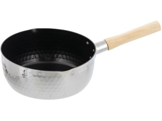 【商品説明】内面ふっ素樹脂塗膜加工はダイキンEK（耐摩耗性試験50万回クリア）を使用。傷に強く汚れがこびりつきにくい。角の丸い金属ヘラOK。内面には便利な分量目盛り付。汁物を注ぐときに便利な両側注ぎ口付。アルミ槌目加工で優れた強度。【仕様】●サイズ：幅37×奥行21×高さ10．5cm●重量：590g●材質：本体／ステンレス鋼（クロム16％）、内面／ふっ素樹脂塗膜加工（ダイキンEK　耐摩耗性試験50万回クリア）、外面／ミラー、ハンドル／天然木●原産国：中国●IH・ガス火を含むオール熱源対応●底厚：1．0mm、板厚：1．0mm、深さ（内面）：79mm●容量：2．4L●本体／目盛り刻印（800・1200・1600ml）　●IH可否：可【備考】※メーカーの都合により、パッケージ・仕様等は予告なく変更になる場合がございます。【検索用キーワード】ベストコ　雪平鍋　片手鍋　ステンレス　ふっ素加工　フッ素　IH　ガス火　ガス　オール熱源　20cm　取っ手　注ぎ口　両口　目盛り　目盛　シルバー　こびりつかない　百味ステンレス雪平鍋20cmふっ素樹脂加工　NM−303　NM303　LIV　PLUS　キッチン雑貨　調理道具　X968SP内面ふっ素樹脂加工で扱いやすいステンレス製の雪平鍋。