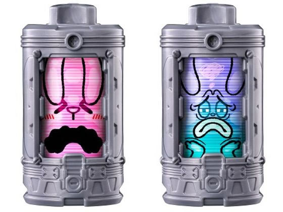 【商品説明】『超宇宙刑事ギャバン　インフィニティ』にて登場する電池型アイテム「エモルギア」のセット第3弾です。ハズーイエモルギー・ダルーイエモルギーは天面パーツを回転させることで絵柄が2種類にチェンジします。別売りのDXギャバリオントリガー...