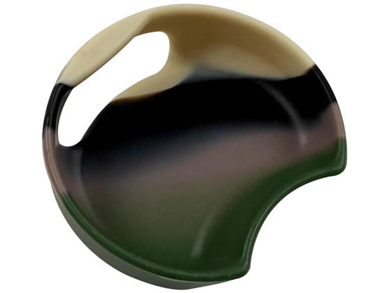 【商品説明】ギヨデザインズ社のスプラッシュガードは広口ボトル（内径52mm）を飲みやすく、注ぎやすくします。ナルゲン、キャメルバック、ジーエスアイ等の広口ボトルに適合します。食品グレードのシリコーンラバー（BPAフリー）は匂いや味がなく、沸騰したお湯で滅菌ができます。【仕様】●仕様：耐熱温度／−40〜230℃●特徴：対応ボトル／広口ボトル（内径52mm）用●サイズ：外径5．4×1．7cm●商品重量：9g●原産国：中国●詳細：※カモ柄は個体差があります。柄はお選びいただけません。【備考】※メーカーの都合により、パッケージ・仕様等は予告なく変更になる場合がございます。【検索用キーワード】Guyotd　designs　ギヨデザインズ　ぎよでざいんず　アクセサリー　水筒　ボトル　水はね防止　氷止め　飲みやすい　注ぎやすい　BPAフリー　ウォーターボトル　シリコン　飲み口　パーツ　キャンプ　X247SZスプラッシュガードは広口ボトル（内径52mm）を飲みやすく、注ぎやすくします