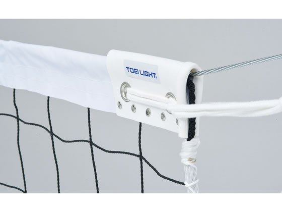 【商品説明】6人制バレーボールネット上部コーナー加工タイプ（新規格・上下白帯付）【仕様】●素材・材質：上下白帯／ポリエステル●仕様：440T／40本、ポリエチレン無結節・網目10cm、検定A級、上下白帯付新規格バレーネットを取り外す際ワイヤーコードをゆるめる前に下部からしばりひもを外してください。下部白帯を傷め、切れの原因となることがあります、バレーボールネットを安全にお使いいただくために、ご使用前に必ずワイヤーコードの点検を行い、ササクレ・切れ等の異状の無いことを確認の上でご使用ください。●特徴：白帯に帆布とコーナー（PVC）を重ねて加工。コーナー端部はチューブ状で内部にロープを通すことで、ワイヤーとの耐摩耗性及び強度に優れ、白帯を守ります。●サイズ：高さ1m×幅9．5m、スチールワイヤー4．5mm×15m●原産国：日本●付属品：サイドベルト【備考】※メーカーの都合により、パッケージ・仕様等は予告なく変更になる場合がございます。【検索用キーワード】TOEI　LIGHT　TOEILIGHT　トーエイライト　とーえいらいと　器具　施設　ネット型　部活　チーム　球技　バレーボール　6人制　スポーツ用品　シューズ　X526TA6人制バレーボールネット上部コーナー加工タイプ（新規格・上下白帯付）