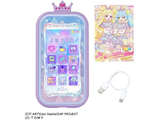 【商品説明】アニメでアイプリたちが使用しているスマホとおそろいのスマホ型液晶玩具。動画の撮影や編集、キャラクターたちとメッセージのやり取りやフォーチュのお世話遊びができて、楽しいミニゲームも盛りだくさん！アミューズメントゲーム「おねがいアイプリ」「アイプリバース」で「フレンドコード」を読み込むと、呼び出したアイプリと一緒に遊べたり、「おねがいアイプリ」ではフォーチュがライブ中に応援に来てくれる演出も。【仕様】●アミューズメントゲームで使える箔押し仕様のアイプリカード「いのり（きらめきティアラリボン）」つき。●対象年齢：6歳以上●電池　：本体：リチウムイオン電池×1（内蔵）●同梱内容：おねがいアイプリスマホ（1）、スマホケース（1）、充電用USBケーブル（1）、アイプリカード（1）、取扱説明書（1）（C）T−ARTS／syn　Sophia／OAP　PROJECT　（C）TOMY【備考】※メーカーの都合により、パッケージ・仕様等は予告なく変更になる場合がございます。【検索用キーワード】タカラトミー　たからとみー　TAKARATOMY　おねがいアイプリスマホ　プリズムセット　おねがいアイプリスマホ　プリズム　スマホ液晶玩具　4904810990055　玩具　おもちゃ　X596TLアニメにも登場するスマホが液晶玩具になって登場