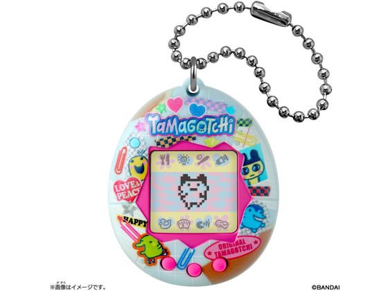 【商品説明】初代「たまごっち」と「新種発見！！たまごっち」の欧米版、『OriginalTamagotchi』シリーズより、「OriginalTamagotchiTamaCollage」が発売！たまごっちがモチーフとなるコラージュブックをイメージしたOriginalTamagotchiです。【仕様】まめっちたちが育成できるGEN1プログラムを搭載しています。※本商品のプログラムには一部英語の表記が含まれます。※バンダイでは液晶画面用の保護シートは販売しておりません。●対象年齢：6歳以上●セット内容：Original　Tamagotchi×1、取扱説明書×1●使用電池：CR2032×1（付属）※セットされている電池はテスト用です。（本商品のセット内容以外は付属しません。）（C）BANDAI【備考】※メーカーの都合により、パッケージ・仕様等は予告なく変更になる場合がございます。【検索用キーワード】バンダイ　BANDAI　Original　Tamagotchi　Tama　Collage　たまごっち　オリジナル　コラージュ　バンダイたまごっち　バンダイオリジナル　おもちゃ・ホビー　デジタル玩具・メイキングトイ　おもちゃ・ホビー　デジタル玩具・メイキングトイ　4582770016352　X854TL『Original　Tamagotchi』シリーズより、。「Original　Tamagotchi　Tama　Collage」が発売！