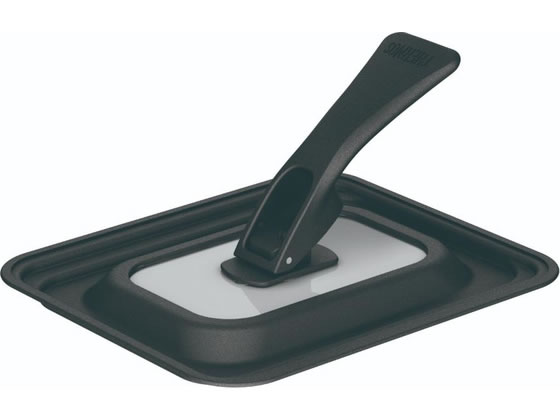 【商品説明】収納にも便利な玉子焼きフライパン用のフタです。幅13×18．5cm、幅15×18．5cmの2種類のサイズに対応。取っ手が取れるタイプにも使用できます。自立するので調理中も便利。折りたためばコンパクトに収納できます。中が見えるガラス窓なので、フタ開けなくても中の様子を確認可能です。汚れが落ちやすい表面コーティングなのでお手入れカンタン！【仕様】●カラー：ブラック●容量：13×18．5cm・15×18．5cm●サイズ：（約）幅17×奥行20．5×高さ4cm●素材・材質：本体／アルミニウム合金（焼付け塗装）　、ガラス／強化ガラス、ハンドル／ナイロン・フェノール樹脂●13×18．5cm・15×18．5cm対応●生産国：中国【備考】※メーカーの都合により、パッケージ・仕様等は予告なく変更になる場合がございます。【検索用キーワード】サーモス　さーもす　THERMOS　フライパンフタシリーズ　ふらいぱんふたしりーず　ブラック　ぶらっく　ブラック　13×18．5cm・15×18．5cm　折りたたみ　スタンド式　フライパンフタシリーズ　フライパンフタ　卵焼き器用フタ　13×18．5cm・15×18．5cm　兼用　ブラック　玉子焼き器　たまご焼き器　たまごやきき　厨房用品　フライパン　X899TKスタンド式でハンドルが折りたためる！