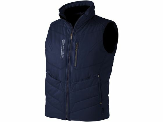 【商品説明】上品で凹凸感ある洗礼された生地の表情とバイオウォッシュ加工によるヴィンテージ感が持ち味。大胆なキルティングによるカジュアルテイストが着こなしを選ばず、マルチ使いが可能衿裏起毛トリコット、スライダーカバー、オリジナル刻印が施されたリベット、アンティークゴールド金属ファスナーを採用。シークレットポケット、ロングウォレット対応内ポケット、内側ペンさしで収納力にも優れる。ふんわり中わた入り。【仕様】●ワークウェア（防寒ベスト）●表地：綿97％、ポリウレタン3％・中綿：ポリエステル100％・裏地：ポリエステル100％●色：ネイビー・ブラック●サイズ：L●サイズ詳細データ：胸囲112cm・肩幅42cm・着丈66cm・裾廻り107cm・袖ぐり57cm・衿廻り54．5cm【備考】※メーカーの都合により、パッケージ・仕様等は予告なく変更になる場合がございます。【検索用キーワード】CUC　CHUSAN　中国産業　中産　8082　DOGMAN　SELECTED　ウォッシャブルウォームベスト　秋冬　防寒服　防寒ベスト　XU6744オールラウンドに使える。大胆なキルティングがポイント。