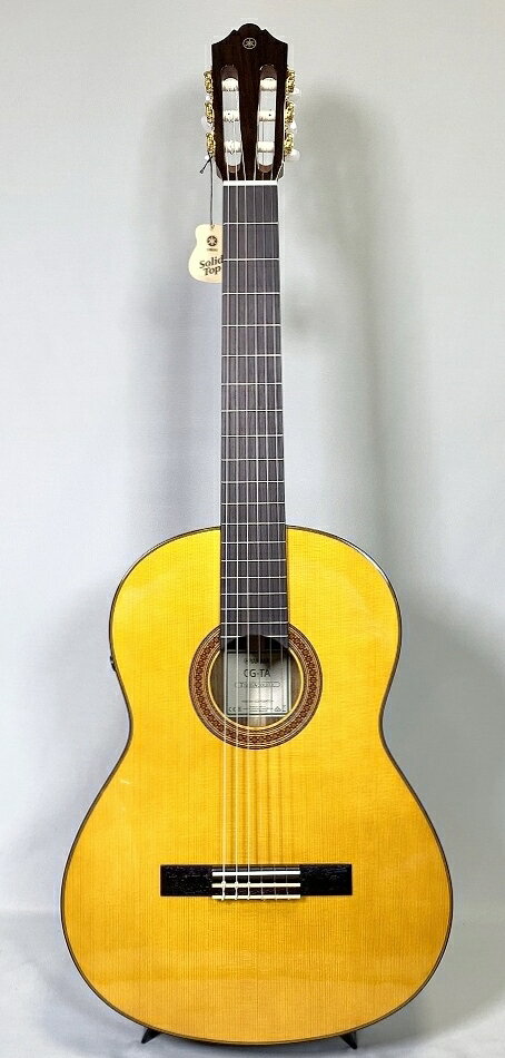 [ YAMAHA CG-TA Specs ] 胴型:クラシックタイプ 弦長: 650mm 胴長: 490mm 全長: 995mm 胴幅（最大幅）: 370mm 胴厚: 94-100mm 指板幅（上駒部/胴接合部）: 52mm/62mm 表板: スプルース単板 裏板: オバンコール 側板: オバンコール 棹: ナトー 指板: ローズウッド 下駒: ローズウッド 下駒枕: ユリア樹脂 上駒: ユリア樹脂 塗装: グロス仕上げ ナチュラル(NT) ネック: マット仕上げ ピックアップシステム: SYSTEM70 トランス アコースティック コントローラー: リバーブ/コーラス/トランスアコースティックスイッチ/ラインアウトボリューム 弦: 高音弦:ヤマハハイテンション弦 / 低音弦:グランドコンサート弦(S10) 付属品: 単3アルカリ乾電池x2本 [ YAMAHA CG-TA ] アンプに繋がなくても、ギターの生音にリバーブ、コーラス等のエフェクトをかけた演奏ができるトランスアコースティック™ギター。クラシックギターの演奏に親しまれている方にも違和感のないノンカッタウェイ仕様を採用。繊細なタッチや音のニュアンスによって多彩な音色を表現するナイロン弦サウンドにエフェクトをかけることで、これまでにない演奏体験が楽しめます。いつまでも弾いていたいギタリストの気持ちに寄り添う1本です。 ※商品画像はサンプルです。 ★掲載の商品は店頭や他のECサイトでも並行して販売しております。在庫情報の更新には最大限の努力をしておりますが、ご注文が完了しましても売り切れでご用意できない場合がございます。 　また、お取り寄せ商品の場合、生産完了・メーカー価格改定などの理由でご用意できない場合がございます。 　その際はご注文をキャンセルさせていただきますので、予めご了承くださいませ。 ★お届け先が北海道や沖縄、その他離島の場合、「送料無料」と表記の商品であっても別途中継料や送料を頂戴いたします。その際は改めてご連絡を差し上げますのでご了承ください。]
