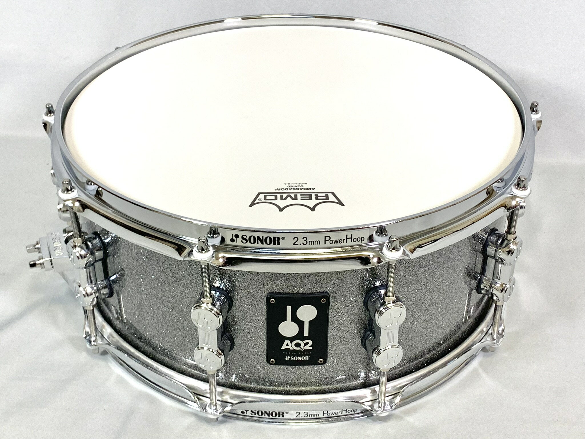 SONOR AQ2-1406SDW 特徴 シェルにメイプル材を採用したコストパフォーマンスの抜群に優れたスネアの登場です！ ミドルレンジながら充分なスペックを誇るAQ2シリーズのスネアドラム。 オープンで軽快なサウンドと、メイプルならではの歯切れの良さ。 ジャズにポップスに活躍すること間違いなしの、オールラウンドなエントリーモデル！ ライブやレコーディング等、あらゆる現場に対応します。 SONOR AQ2-1406SDW 仕様 ■メーカー希望小売価格：ラッカー・フィニッシュ：￥46,000+税 ■サイズ：直径14×深さ6インチ ■シェル：カナディアン・メイプル＆アジアン・メイプル ■シェルの厚み：5.8mm - 7プライ ■テンション・ロッド：10テンション×2 ■ストレイナー：スローオフ ■フープ：2.3mmパワー・フープ ■付属品:ドラムキー ★写真は実機サンプルです。入荷毎に若干塗装・柄の出方は異なる場合がございますので予めご了承下さい。 ※スネアドラムは店頭で試奏もしております。そのためヘッドには試奏跡が付く場合がありますので予めご了承ください。 ヘッドにやや使用感が強くなった場合は同等のヘッド張替、または1枚サービスを行っております。 ご不明なところなどございましたらお気軽にジュージヤ三条本店stage(TEL:075-254-3700)ショップまでお問い合わせください。 ★掲載の商品は店頭や他のECサイトでも並行して販売しております。在庫情報の更新には最大限の努力をしておりますが、ご注文が完了しましても売り切れでご用意できない場合がございます。 　また、お取り寄せ商品の場合、生産完了などの理由でご用意できない場合がございます。 　その際はご注文をキャンセルさせていただきますので、予めご了承くださいませ。 ★お届け先が北海道や沖縄、その他離島の場合、「送料無料」と表記の商品であっても別途中継料や送料を頂戴いたします。その際は改めてご連絡を差し上げますのでご了承ください。　