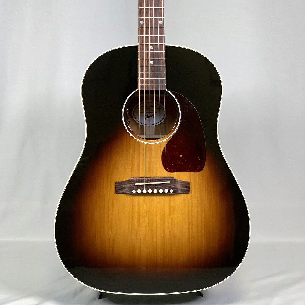 Gibson J-45 Standard Vintage Sunburst "The Workhorse（頼りになる馬車馬）" の愛称で信頼されるベストセラー・モデル ウォームな中低域とエッジの効いた中高域が織りなす優れた表現力でプレイヤーを支え、どんなときにも信頼できるパートナーとして1942年の登場以来、ギブソン・ラウンドショルダー・ラインアップの中心的役割を担い続けるJ-45。 バランスのとれた豊かな表現力、温かみのある低域、優れたプロジェクションで世界的に知られているJ-45 Standardは、これまでの輝かしいJ-45の伝説を更なる高みへと導きます。 シトカスプルース・トップとマホガニー・バック＆サイドの組み合わせにより、幅広いダイナミックレンジ、ウォームな中音域、タイトでパンチの効いた低域を実現しています。 Gibson J-45 Standard Specs Body Body Shape: Jumbo Top Material: Sitka Spruce Back Material: Mahogany Side Material: Mahogany Bracing: Traditional hand-scalloped X-bracing Binding: Multi-ply top, single-ply back Finish: Nitrocellulose Neck Neck Material: Mahogany Neck Profile: Slim Taper Scale Length: 24.75" / 62.865cm Fingerboard Material: Rosewood Fingerboard Radius: 12" / 304.8mm Number of Frets: 20 Frets: Standard Nut Material: Black Nut Width: 1.725" / 43.82mm Inlays: Mother-of-pearl dots Hardware Tuners: Grover Rotomatics w/ Kidney Buttons Tuner Plating: Nickel Truss Rod Cover: B/W Pick Guard: Tear Drop Saddle Material: Tusq Bridge: Traditional belly up, Rosewood Bridge Pins: Tusq Electronics Controls: 1 Volume, 1 Tone Miscellaneous Strings: 0.053, 0.042, 0.032, 0.024, 0.016, 0.012 Case: Gibson Hardshell ★掲載の商品は店頭や他のECサイトでも並行して販売しております。在庫情報の更新には最大限の努力をしておりますが、ご注文が完了しましても売り切れでご用意できない場合がございます。 　また、お取り寄せ商品の場合、生産完了などの理由でご用意できない場合がございます。 　その際はご注文をキャンセルさせていただきますので、予めご了承くださいませ。 ★お届け先が北海道や沖縄、その他離島の場合、「送料無料」と表記の商品であっても別途中継料や送料を頂戴いたします。その際は改めてご連絡を差し上げますのでご了承ください。