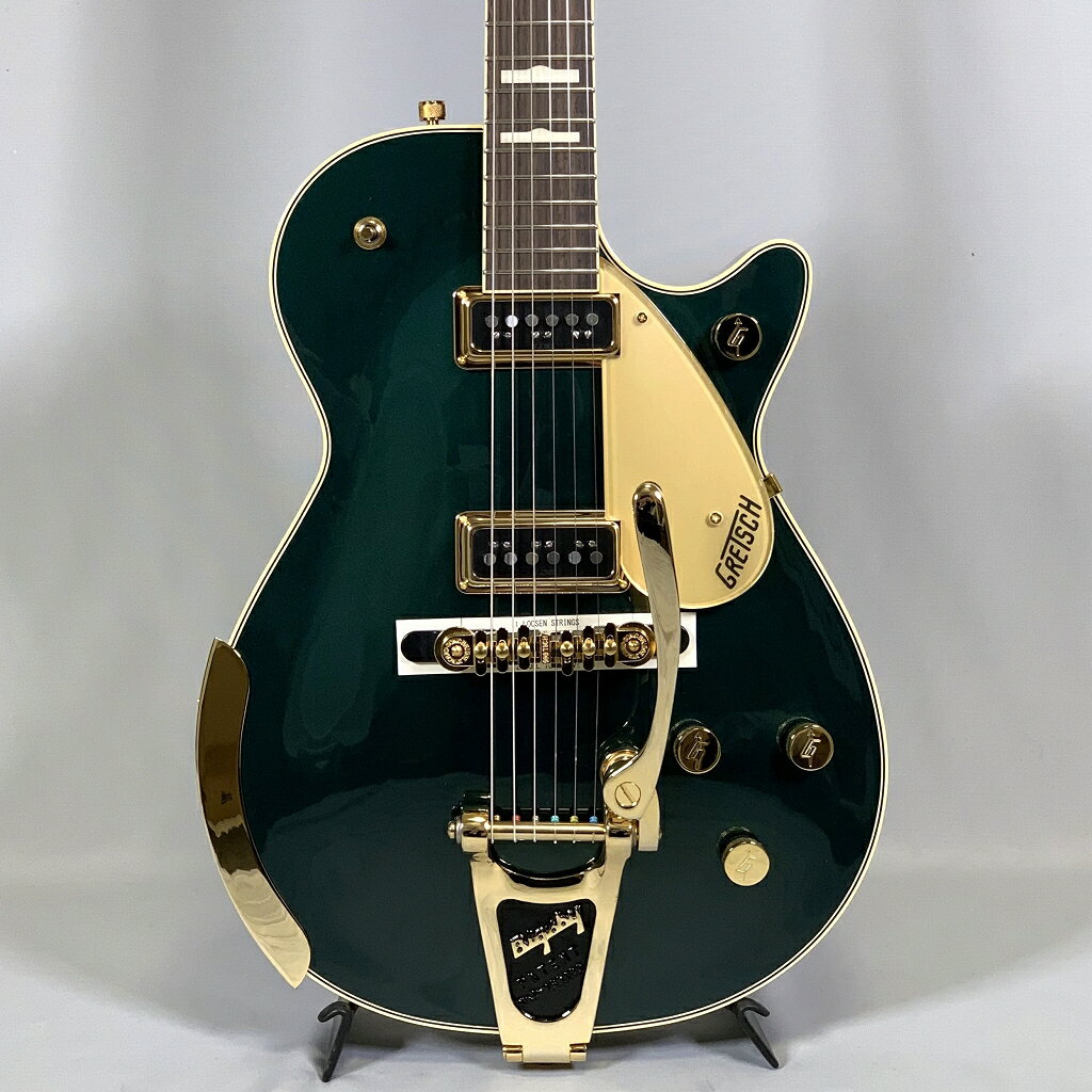 展示に伴い、金属パーツにくすみがございます。 予めご了承ください。 Gretsch G6128T-57 Vintage Select '57 Duo Jet™ with Bigsby®, TV Jones®, Cadillac Green グレッチとって重要な黄金時代であり、多作な期間だった、1950年代〜1960年代初期にインスピレーションを得て誕生した、Vintage Select Editionギターは、数ある楽器の伝統の中でも“最高のもの”を評価するプレイヤーのためにデザインされています。 新しいG6128T-57 Vintage Select ’57 Duo Jet™ with Bigsby®は、スマートでスタイリッシュなキャデラックグリーン・フィニッシュにゴールドハードウェアを備え、その遺産をロックさせます。 Duo Jetは、グレッチの“ソリッドボディ”ギターのフラッグシップであり、1950年代に導入された、チェンバード・マホガニーボディは、ボディトップとその間の隙間を共鳴させることで、ハーモニックな豊かさを増幅させ、よりはっきりした明瞭なトーンを実現しています 当時、グレッチは非常に少量のDuo Jetを生産していましたが、現在のモデルは、キャデラックグリーン・フィニッシュにゴールドハードウェアを使用。ヴィンテージのDyna Sonic™サウンドを再現する、2基のTV Jones® T-Armond™ PUを搭載しています。 Gretsch G6128T-57 Vintage Select '57 Duo Jet™ with Bigsby®, TV Jones®, Cadillac Green Specs ボディ Body Finish: Gloss Body Shape: Jet™ Body Material: Mahogany Bracing: Chambered Body Binding: Aged White Body Depth: 2" (51 mm) ネック Neck Material: Mahogany Neck Finish: Gloss Urethane Neck Shape: Standard "U" Neck Binding: Aged White Fingerboard Radius: 12" (305 mm) Fingerboard Material: Rosewood Number of Frets: 22 Fret Size: Medium Jumbo Nut Width: 1.6875" (42.86 mm) Position Inlays: Vintage Pearloid Hump-Block Position Marker Inlays Neck Plate: NA エレクトロニクス Bridge Pickup: TV Jones® T-Armond™ Neck Pickup: TV Jones® T-Armond™ Controls: Volume 1. (Neck Pickup), Volume 2. (Bridge Pickup), Master Volume, Master Tone Switching: 3-Position Toggle: Position 1. Bridge Pickup, Position 2. Bridge And Neck Pickups, Position 3. Neck Pickup Configuration: TV Jones® / TV Jones® ハードウエア Bridge: Synchro-Sonic™ Tuning Machines: Grover® Sta-Tite™ Die-Cast Pickguard: Gold Plexi with Black Gretsch® Logo Control Knobs: G-Arrow ※商品画像はサンプルです。 ★掲載の商品は店頭や他のECサイトでも並行して販売しております。在庫情報の更新には最大限の努力をしておりますが、ご注文が完了しましても売り切れでご用意できない場合がございます。 　また、お取り寄せ商品の場合、生産完了・メーカー価格改定などの理由でご用意できない場合がございます。 　その際はご注文をキャンセルさせていただきますので、予めご了承くださいませ。 ★お届け先が北海道や沖縄、その他離島の場合、「送料無料」と表記の商品であっても別途中継料や送料を頂戴いたします。その際は改めてご連絡を差し上げますのでご了承ください。