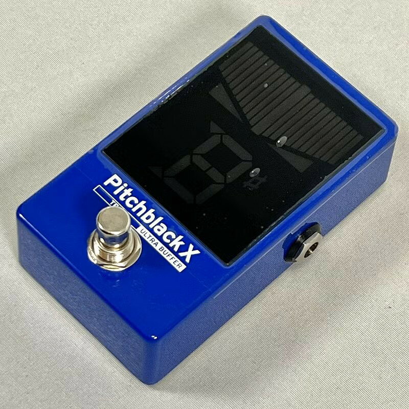 【 長期展示につき在庫処分超特価！ 】 通常税込14,960円のところ展示がやや長くなった為特価放出致します！ 通常売価より更に10%OFFでまたとないチャンス！ 限定品につきなくなる前に是非ともお早めにご検討下さい！！ KORG Pitchblack X ●トゥルー・バイパスと新開発のULTRA BUFFERを切り替え可能。 「歴代のPitchblackと同様に、入力された音に影響を与えず、そのままの音を出力できるトゥルー・バイパスはもちろんのこと、新開発のULTRA BUFFERを搭載。Pitchblack Xでは、好みや環境にあわせてトゥルー・バイパスとULTRA BUFFERとを切り替え可能です。 ●ブライト・モード設定も可能なメーターLEDによる高い視認性 ディスプレイを大型化しただけでなく、メーターLEDの数を増やすことで圧倒的な視認性を実現しました。また、ブライト・モード（輝度）の設定を2段階で変更できるため、日の光が反射する野外ステージの過酷な環境でも、さらに確実な視認性を得ることが可能になりました。 さらに、チューニングが合ったときに両サイドの三角形のLED表示がピカピカと点滅するので、安心感があり心地良いチューニング体験をもたらしてくれます。 ●±0.1セントまで追い込める超高精度チューニング ストロボ・モード時、±0.1セントの超高精度なチューニングが可能。プロフェッショナルなレコーディングやステージなど、細かな誤差も見逃せないシビアな現場でも活躍します。 ●4種類のメーター・ディスプレイ・モード レイヤーのスタイルに合わせ、4種類のメーター表示方式から選択可能。オーソドックスな「レギュラー・モード」のほか、メーターが流れる方向と速度でピッチの変化を示し、細かな誤差まで視認しやすい「ストロボ・モード」「ハーフ・ストロボ・モード」、そして2つのLEDが左右から中央に向かって重なるようにチューニングする「ミラー・モード」を搭載しています。 ●電池でも動作する堅牢なボディ 9V型乾電池でも動作するので、エフェクター・ボードを持ち歩かないプレイヤーにも最適です。 仕様 ・音律: 12平均律（クロマチック） ・測定範囲: E0 (20.60Hz)~C8(4,186Hz) ・基準ピッチ範囲: A4=436〜445Hz（1Hz ステップ） ・測定精度: ±0.1セント（ディスプレイ・モード：ストロボ） ・入力インピーダンス: 1MΩ（チューナー・オン時） ・ディスプレイ・モード: レギュラー、ストロボ、ハーフ・ストロボ、ミラー ・接続端子: INPUT端子（φ6.3モノラル標準ジャック）、BYPASS端子（φ6.3モノラル標準ジャック）、DC 9V IN端子、DC 9V OUT端子 ・電源: 9V形乾電池（6LF22/6LR61/6F22）×1、または別売ACアダプターKA181（9V） ・電池寿命: 　チューナー・オン時、連続約24時間（9V形アルカリ乾電池使用、A4連続入力、ディスプレイ・モード：レギュラー） 　チューナー・オン時、連続約5時間（9V形マンガン乾電池使用、A4連続入力、ディスプレイ・モード：レギュラー） ・消費電流: 最大28mA ・外形寸法 (W x D x H): 69 × 110 × 49mm（突起物含む） ・質量: 248 g（電池含む） ・付属品: ご購入のお客様へ、安全上のご注意、ゴム足（1シート） ・別売アクセサリー: ACアダプターKA181（9V） ※商品画像はサンプルです。 ★掲載の商品は店頭や他のECサイトでも並行して販売しております。在庫情報の更新には最大限の努力をしておりますが、ご注文が完了しましても売り切れでご用意できない場合がございます。 　その際はご注文をキャンセルさせていただきますので、予めご了承くださいませ。 ★お届け先が北海道や沖縄、その他離島の場合、「送料無料」と表記の商品であっても別途中継料や送料を頂戴いたします。その際は改めてご連絡を差し上げますのでご了承ください。　