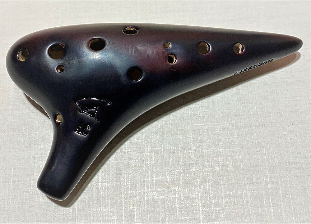 Focalink(フォーカリンク)… 大沢聡オリジナルブランド「Osawa Ocarina」を製作している台湾のオカリナメーカーです。 大沢聡が絶大な信頼を置くフォーカリンクオカリナ、 是非一度お試し下さい。 特徴 少し強めの息圧が必要ですが、その分力強い音色が特徴の楽器です。 また、漆仕上のため、使い込んでいくうちに艶が出て味が出てきます。 たくさん、使い込んであげてください。 ・アルト C管 ・陶器製/漆仕上げ ・ソフトケース付き ★掲載の商品は店頭や他のECサイトでも並行して販売しております。在庫情報の更新には最大限の努力をしておりますが、ご注文が完了しましても売り切れでご用意できない場合がございます。 　また、お取り寄せ商品の場合、生産完了などの理由でご用意できない場合がございます。 　その際はご注文をキャンセルさせていただきますので、予めご了承くださいませ。 ★お届け先が北海道や沖縄、その他離島の場合、「送料無料」と表記の商品であっても別途中継料や送料を頂戴いたします。その際は改めてご連絡を差し上げますのでご了承ください。　