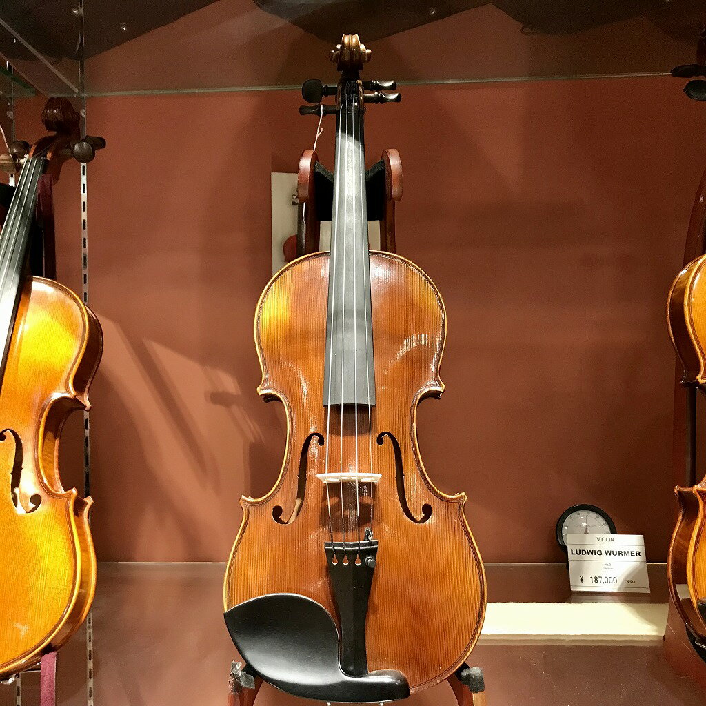 LUDWIG WURMER Violin No.2 特徴 ドイツのアーデルスドルフに構える工房にて生産されました。 お求めやすいエントリーモデル。 ブラウンニスによる深い色合いが特徴的です。 LUDWIG WURMER Violin No.2 仕様 ■サイズ：4/4 ■表板：スプルース ■裏板・側板：メイプル ■指板：エボニー ■糸巻き、テールピース、顎当て、エンドピン：エボニー ■製造場所：ドイツ 1年間の保証付。 商品の在庫や詳細についてのお問い合わせは、JEUGIA三条本店APEX TEL:075-254-3750 までお願いいたします。 ☆...............‥‥‥‥・・・・・・・‥‥‥‥...............☆ ※商品画像はサンプルです。 ★掲載の商品は店頭や他のECサイトでも並行して販売しております。在庫情報の更新には最大限の努力をしておりますが、ご注文が完了しましても売り切れでご用意できない場合がございます。 また、お取り寄せ商品の場合、生産完了・メーカー価格改定などの理由でご用意できない場合がございます。 その際はご注文をキャンセルさせていただきますので、予めご了承くださいませ。 ★お届け先が北海道や沖縄、その他離島の場合、「送料無料」と表記の商品であっても別途中継料や送料を頂戴いたします。その際は改めてご連絡を差し上げますのでご了承ください。　