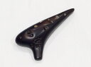 Focalink(フォーカリンク)… 大沢聡オリジナルブランド「Osawa Ocarina」を製作している台湾のオカリナメーカーです。 大沢聡が絶大な信頼を置くフォーカリンクオカリナ、 是非一度お試し下さい。 特徴 少し強めの息圧が必要ですが、その分力強い音色が特徴の楽器です。 また、漆仕上のため、使い込んでいくうちに艶が出て味が出てきます。 たくさん、使い込んであげてください。 ・ソプラノ C管 ・陶器製/漆仕上げ ・ソフトケース付き ★掲載の商品は店頭や他のECサイトでも並行して販売しております。在庫情報の更新には最大限の努力をしておりますが、ご注文が完了しましても売り切れでご用意できない場合がございます。 　また、お取り寄せ商品の場合、生産完了などの理由でご用意できない場合がございます。 　その際はご注文をキャンセルさせていただきますので、予めご了承くださいませ。 ★お届け先が北海道や沖縄、その他離島の場合、「送料無料」と表記の商品であっても別途中継料や送料を頂戴いたします。その際は改めてご連絡を差し上げますのでご了承ください。　