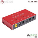 VITAL AUDIO VA-05 MkII 特徴 5ポートは9V駆動時に 最小300mA - 最大500mA までの電力をフルアイソレートで提供。うち2ポートは 9-12-18v の可変が可能なADJポートを採用。 コンパクトながらも高い汎用性とコストパフォーマンスを備えるパワーサプライです。 VITAL AUDIO の POWER CARRIER シリーズは、発売以来、高い性能、サイズ感、優れたコストパフォーマンスによって人気を博し、フラッグシップモデル VA-08 MkII は、 パワーサプライの定番となっています。 また、そのコンパクトな設計でエフェクトボード内での省スペース化を実現した VA-05 ADJ は、VA-08 MkII と同じく定番モデルとなりましたが、このたび、さらに安定した電源供給を推し進めるべく、PCBA ボードをリファインし、新たに VA-05 MkII として生まれ変わることとなりました。 VA-05 MkII は、前モデル VA-05 ADJ の小型／ 5 ポートという基本仕様はそのままに、各ポートにトランスフォーマーを追加することでアイソレーションを強化。さらに保護回路の見直しにより過負荷時や発熱時の本体保護も強化されています。 少数のエフェクターへの電源供給はもちろん、大型ボードへの追加用電源としてもお選びいただけるモデルです。 多くのギターリスト・ベーシストの足元を支える相棒となるはずです。 ※画像はサンプルです。 ※掲載の商品は店頭や他のECサイトでも並行して販売しております。在庫情報の更新には最大限の努力をしておりますが、ご注文が完了しましても売り切れでご用意できない場合がございます。 その際はご注文をキャンセルさせていただきますので、予めご了承くださいませ。 また、お取り寄せ商品の場合、生産完了などの理由でご用意できない場合がございます。 ※お届け先が北海道や沖縄、その他離島の場合、「送料無料」と表記の商品であっても別途中継料や送料を頂戴いたします。その際は改めてご連絡を差し上げますのでご了承ください。　