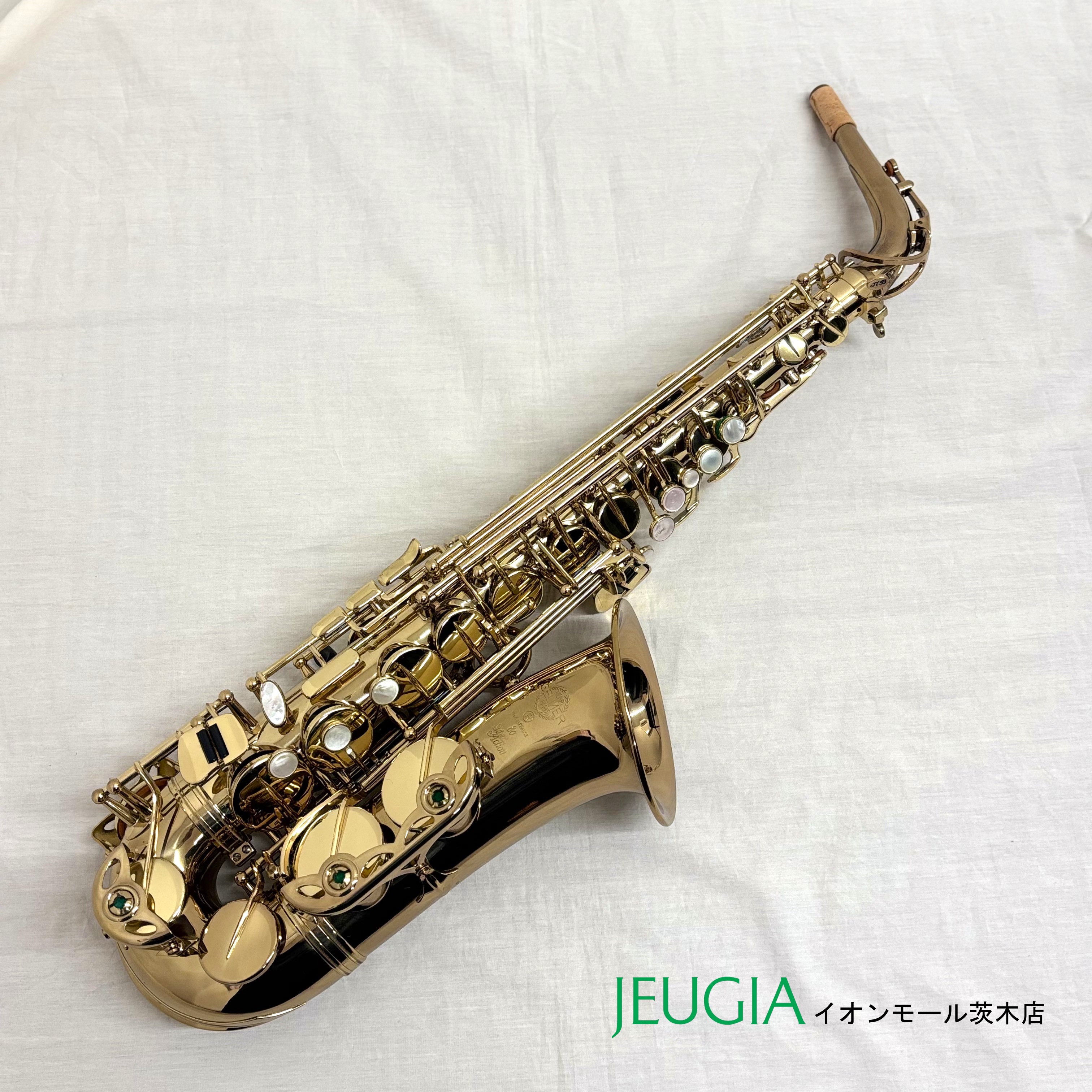 楽器：アルトサックス メーカー：SELMER Paris モデル：Super Action 80 付属品：ハードケース 全タンポ交換・調整済み 1985年頃製造のSuper Action 80で彫刻無しのモデル。 シリーズIIに移行する前の希少なエイティ(シリーズ1)モデルです。 40年近く前の個体ですが、目立つ大きな傷や凹みなどは少ないです。 ラッカー焼けによる色の変化は全体的に見られますが、ラッカー剥がれなどの損傷はほどんどありません。 見た目はかなりきれいな美品です。 JEUGIAの3ヶ月保証付き ★掲載の商品は店頭や他のECサイトでも並行して販売しております。在庫情報の更新には最大限の努力をしておりますが、ご注文が完了しましても売り切れでご用意できない場合がございます。 　また、お取り寄せ商品の場合、生産完了・メーカー価格改定などの理由でご用意できない場合がございます。 　その際はご注文をキャンセルさせていただきますので、予めご了承くださいませ。 ★お届け先が北海道や沖縄、その他離島の場合、「送料無料」と表記の商品であっても別途中継料や送料を頂戴いたします。その際は改めてご連絡を差し上げますのでご了承ください。