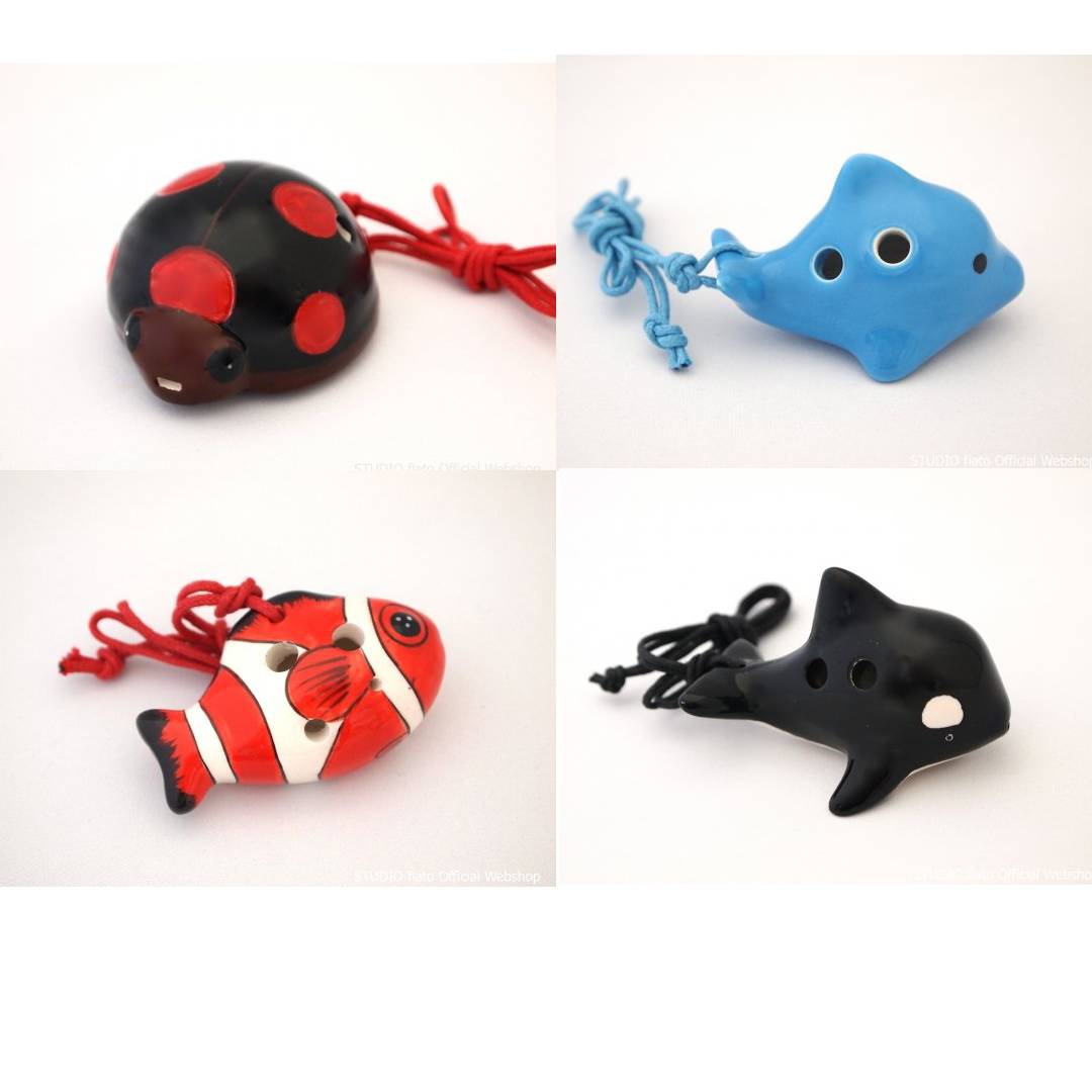 ミニオカリナ 特徴 陶器製の4穴オカリナです。 音域が1オクターブありますので、曲を演奏することもできます。 楽器としてだけでなく、プレゼントやアクセサリーとしてもおすすめです。 付属品:運指表 ＊一本一本手作業で色付けされているため、多少個体差があります。写真と異なる場合がございますがご了承下さい。 ★掲載の商品は店頭や他のECサイトでも並行して販売しております。在庫情報の更新には最大限の努力をしておりますが、ご注文が完了しましても売り切れでご用意できない場合がございます。その際はご注文をキャンセルさせていただきますので、予めご了承くださいませ。 ★お届け先が北海道や沖縄、その他離島の場合、「送料無料」と表記の商品であっても別途中継料を頂戴いたします。その際は改めてご連絡を差し上げますのでご了承ください。