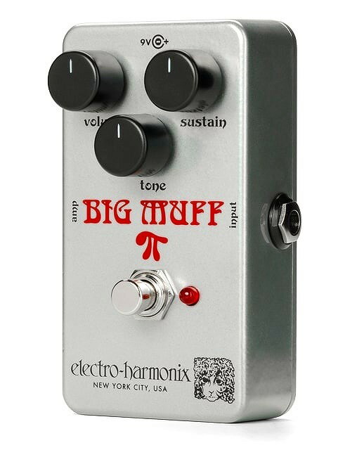 Ram's Head Big Muff Pi 特徴 Ram's Head Big Muffはファズ/ディストーションの定番機種であるBig Muffの1973年製の個体を再現したモデル。 ビンテージライクなルックスと強烈なロングサステインをペダルボード・フレンドリーなnanoサイズ筐体に収めています。 トールフォント期とバブルフォント期をミックスしたアグレッシブなサウンドを実現しています。 Ram's Head Big Muff Pi スペック ・ギター用エフェクター ・ファズ/サスティナー ・コントロール 　VOLUME 　TONE 　SUSTAIN ・True bypass ・電源：9Vバッテリー or DC9Vセンターマイナスアダプター ★掲載の商品は店頭や他のECサイトでも並行して販売しております。在庫情報の更新には最大限の努力をしておりますが、ご注文が完了しましても売り切れでご用意できない場合がございます。 　また、お取り寄せ商品の場合、生産完了などの理由でご用意できない場合がございます。 　その際はご注文をキャンセルさせていただきますので、予めご了承くださいませ。 ★お届け先が北海道や沖縄、その他離島の場合、「送料無料」と表記の商品であっても別途中継料や送料を頂戴いたします。その際は改めてご連絡を差し上げますのでご了承ください。　