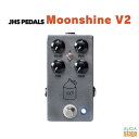 JHS Pedals Moonshine V2 Moonshine V2 はトランスペアレントではなく独特な個性をもったオーバードライブを探しているプレーヤーに向けたペダルで、あのもっとも有名な緑色の筐体のオーバードライブに多くのモディファイを施したオーバードライブペダルです。ブルース、ロック、カントリー、ジャズはもちろんハードコアやメタルの様なジャンルにも使用できる万能なトーンシェイピングツールです。 Moonshine V2 は version1と基本的なサウンドは同じですが新しく “Clean” ノブを搭載しておりオーバードライブのシグナルにクリーンのシグナルを足すことが可能となりました。シンプルな “Proof” トグルスイッチを切り替える事でアンプの様にブレークアップするローゲインの歪みからアンプをフル10で鳴らしたようディストーションサウンドまでカバーします。 スイッチを下側のポジションに切り替えるとハイゲインセッティングとなりロングサスティーンを生み出すサチュレーテッドサウンドが使用可能となります。上側のポジションではよりオープンなクランチサウンドを生み出し、より大きなヘッドルームとボリュームの幅を持たせてあります。 トーンコントロールは非常にスムースな効きでオーバードライブをブライトなセッティングにした際にありがちな耳障りな高域が目立つようなことはありません。 JHS の SuperBolt と同じで Moonshine は内部で 9V から 18V に昇圧しており、9Vの電源を供給しても実際には 18V で使用する際のヘッドルーム、ローエンド、パンチを得ることができます。 Moonshine があなたが使用してきたオーバードライブの中でに最も太くて厚いオーバードライブと感じられるかもしれません。また歪みペダル、ブースター、ファズなどの前に Moonshine を使用することもお勧めいたします。スタイルを選ばず様々なアンプと使用することで様々なジャンルの音楽にマッチさせることが可能です。さらにMoonshine はベースにも最適なペダルで、実は元々 Moonshine はベース用として設計されました。 このペダルは標準の 9VDC センターマイナスの電源が必要です。消費電流は 100mA 以下です。 ※商品画像はサンプルです。 ★掲載の商品は店頭や他のECサイトでも並行して販売しております。在庫情報の更新には最大限の努力をしておりますが、ご注文が完了しましても売り切れでご用意できない場合がございます。 　また、お取り寄せ商品の場合、生産完了・メーカー価格改定などの理由でご用意できない場合がございます。 　その際はご注文をキャンセルさせていただきますので、予めご了承くださいませ。 ★お届け先が北海道や沖縄、その他離島の場合、「送料無料」と表記の商品であっても別途中継料や送料を頂戴いたします。その際は改めてご連絡を差し上げますのでご了承ください。　