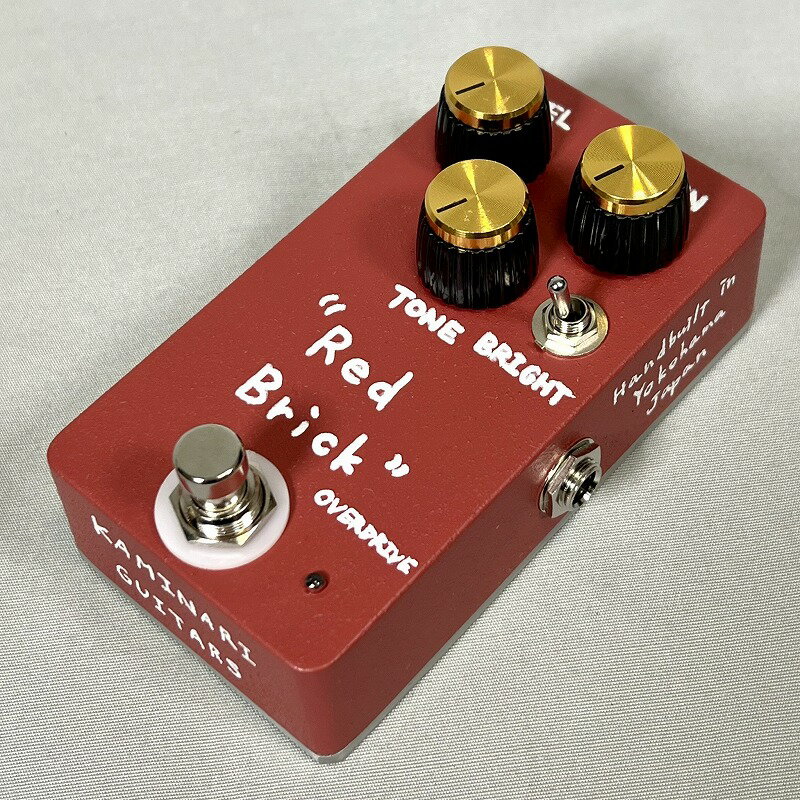 KAMINARI GUITARS Red Brick Overdrive Red Brick Overdriveは、使い所を選ばないワイドレンジなオーバードライブ・ペダルです。 Yellow Brickと共通のディスクリート回路を使用しており、パーツ定数の違いで異なるキャラクターを持った2台に仕上げています。 Red Brickはプレキシ・マーシャルのサウンドをイメージしたモデルで、豊かなローエンドとキレのあるハイミッドが共存した、エネルギッシュなキャラクターを持ちます。 どちらのモデルも幅広いゲインとトーンの可変幅を有し、BRIGHTスイッチと併せてローゲインのクランチから、ハイゲインのディストーションまで多彩なサウンドを生成可能です。 Red BrickとYellow Brickを複数台使用し、それぞれローゲイン / ハイゲイン用に分けての使用もおすすめです。 幾多のサウンドテストにより選定した内部パーツを使用し、1台1台ハンドワイヤリング・ハンドペイントにて製作しています。 ★掲載の商品は店頭や他のECサイトでも並行して販売しております。在庫情報の更新には最大限の努力をしておりますが、ご注文が完了しましても売り切れでご用意できない場合がございます。 　また、お取り寄せ商品の場合、生産完了・メーカー価格改定などの理由でご用意できない場合がございます。 　その際はご注文をキャンセルさせていただきますので、予めご了承くださいませ。 ★お届け先が北海道や沖縄、その他離島の場合、「送料無料」と表記の商品であっても別途中継料や送料を頂戴いたします。その際は改めてご連絡を差し上げますのでご了承ください。　