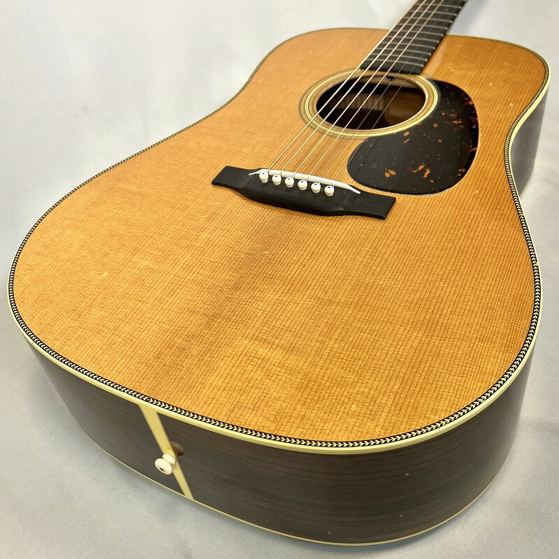 Seagull by M.Shiozaki SD-60 1937 AGED Serious Vintage。本物の持つサウンドを求め、飽くなき追求を重ね完成した"SD-60 1937 AGED"。 サウンドの核となるトップ&ブレイシングにトリファイド加工を施したアディロンダックスプルースを採用。 設計・ボイシングにおいてヴィンテージ同様の構造を採用する事はもちろん、トップとバック、ブレイシングの加工作業を塩崎雅亮氏が施工。 また"SD-60 1937 AGED"のサイド・バックには、インディアンローズウッドと、黒々とした美しさを放つマダガスカルローズウッドの2種をご用意。 インディアンローズモデル(IR)：重心の低い安定感のあるトーン、曇りのない音抜けや胴全体が馴染んで響いている感覚は近年造られた楽器とは思えない体験です。 マダガスカルローズモデル(MR)：柔らかく立体的なレスポンスに落ち着いた倍音感。パワフルながら決してピーキーではなく、オールドの持つ落ち着いた雰囲気を体感頂けます。 ●Aged Finish 魅力のエイジド加工。塗装後に加工を施す一般的な手法とは異なり、Seagull by M.Shiozakiでは塗装行程の最中に施工する事で、自然で味わい深い風合いを生み出しております。 熟練の職人により、1本1本手作業で施されるこのエイジド加工には、"A01"～"A03"まで3段階のエイジングレベルを設定。 ・A01: 経年感・使用感の少ない、エクセレント・コンディションのヴィンテージ個体を表現。 ・A02: 傷や細かな塗装剥がれ等、相応の使用感とチェッキングが現れた魅力的な個体を表現。 ・A03: 弾き傷や磨耗傷、塗装の剥がれ等、長年弾き込まれた個体かの様なハードエイジド仕上げ。 Seagull by M.Shiozaki SD-60 1937 AGED IR Specs ・Body Top: Torrefied Adirondack Spruce ・Bracing: Forward Shift ・Side & Back: Indian Rosewood (IR) ・Neck: Mahogany ・Finger Board: Ebony ・Bridge: Ebony ・Machine Head: Waverly #4076 / Relics ・Rosette: White & Black ・Binding: Ivoroid / Herringbone ・Pick Guard: Tortoise Color ・Pickup: None ・Nut Width: 44.5mm ・Scale: 645mm ・Case: Original Hard Case ・Color: Aged Natural / Vintage Sunburst ★掲載の商品は店頭や他のECサイトでも並行して販売しております。在庫情報の更新には最大限の努力をしておりますが、ご注文が完了しましても売り切れでご用意できない場合がございます。 　また、お取り寄せ商品の場合、生産完了・メーカー価格改定などの理由でご用意できない場合がございます。 　その際はご注文をキャンセルさせていただきますので、予めご了承くださいませ。 ★お届け先が北海道や沖縄、その他離島の場合、「送料無料」と表記の商品であっても別途中継料や送料を頂戴いたします。その際は改めてご連絡を差し上げますのでご了承ください。　