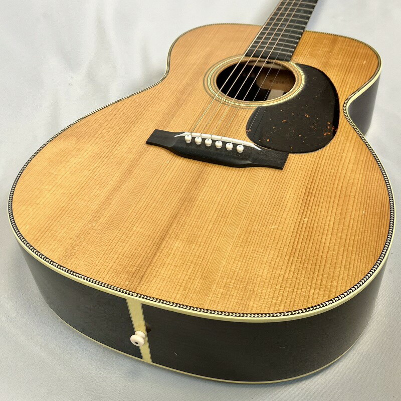 Seagull by M.Shiozaki OOO-60 1937 AGED 他に類を見ないクオリティで1937年製OOO-28を再現した、"OOO-60 1937 AGED"。本物のサウンドを再現する為、サウンドの核となるトップ&ブレイシングにトリファイド加工を施したアディロンダックスプルースを採用。 設計・ボイシングにおいてヴィンテージ同様の構造を採用する事はもちろん、トップとバック、ブレイシングの加工作業を塩崎雅亮氏が施工。 素早いレスポンス、鼻通りの良いクリアな印象に加え、落ち着いた倍音感が心地よい線の太いトーン。 程よく落ち着いたオープンなサウンドで、雑味のなさはまさにヴィンテージ。 ●Aged Finish 魅力のエイジド加工。塗装後に加工を施す一般的な手法とは異なり、Seagull by M.Shiozakiでは塗装行程の最中に施工する事で、自然で味わい深い風合いを生み出しております。 熟練の職人により、1本1本手作業で施されるこのエイジド加工には、"A01"～"A03"まで3段階のエイジングレベルを設定。 ・A01: 経年感・使用感の少ない、エクセレント・コンディションのヴィンテージ個体を表現。 ・A02: 傷や細かな塗装剥がれ等、相応の使用感とチェッキングが現れた魅力的な個体を表現。 ・A03: 弾き傷や磨耗傷、塗装の剥がれ等、長年弾き込まれた個体かの様なハードエイジド仕上げ。 Seagull by M.Shiozaki OOO-60 1937 AGED IR Specs ・Body Top: Torrefied Adirondack Spruce ・Side & Back: Mahogany ・Neck: Mahogany ・Finger Board: Ebony ・Bridge: Ebony ・Machine Head: Waverly #4076/Relics ・Rosette: White & Black ・Binding: Ivoroid / Herringbone ・Pick Guard: Tortoise Color ・Pickup: None ・Nut Width: 44.5mm ・Scale: 630mm ・Case: Original Hard Case ・Color: Aged Natural ★掲載の商品は店頭や他のECサイトでも並行して販売しております。在庫情報の更新には最大限の努力をしておりますが、ご注文が完了しましても売り切れでご用意できない場合がございます。 　また、お取り寄せ商品の場合、生産完了・メーカー価格改定などの理由でご用意できない場合がございます。 　その際はご注文をキャンセルさせていただきますので、予めご了承くださいませ。 ★お届け先が北海道や沖縄、その他離島の場合、「送料無料」と表記の商品であっても別途中継料や送料を頂戴いたします。その際は改めてご連絡を差し上げますのでご了承ください。　