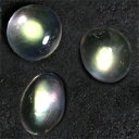 　 　 宝石 ムーンストーン （ラブラドライト） Moonstone(labradorite) 重量 合計が1CT（保証） （約6石前後） 　 形状 カボション（オーバル、ラウンド、ペアシェイプなど） 寸法 1P：3.0mm前後（形状により差異があります） 　 産地 インド 硬度 6 　 品質 SI 色相 S 　 備考 合計が1CT（保証）になります。 ルースの数・寸法は多少前後する場合がございます。 『 カラーストーンの品質と色相の表記について　』 　 　 【シラー石】【ムーンストーンサンプル】 -------------------------------------------- ◆解らないことがございましたらお気軽にお問い合わせください。 　当店スタッフが丁寧にご説明させて頂きます。 ◆ジュエリー加工をご希望の方は、お気軽にご相談ください。 　≫≫クライム工房 ◆当店では 天然石 のダイヤモンド、ルビー、サファイア、エメラルド等 宝石の国 と呼ばれるタイをはじめ様々な地域から世界中の希少な宝石を直輸入価格にて販売しております。 クリスマス　お誕生日 にルースのみ、後日ジュエリー加工というのも可能です。 指輪やリングは勿論のこと、ペンダント・ネックレス・イヤリング・ピアス・ボディピアス等 あらゆるジュエリー、アクセサリーの制作をお承っております。 オリジナルジュエリーを簡単に作成が出来ます。初心者の方でもお気軽にご相談くださいませ。 　 -------------------------------------------- 　 ≪お知らせ≫ 3．0mm前後のロイヤルブルームーン（1CT分保証）をお届けします。 ただし、画像からなどのルースのご指定は出来ません。 画像はイメージ画像のため、実際のルースは形状やカラーなどが異なります。申し訳ございませんが、お届けするルースは当店で選ばさせて頂きます。 リーズナブルストーンの為、天然の証である内包物や生地不足の為の微細なチップやキズなどがあるストーンもございます。商売度外視のご奉仕品ですので、ご返品はお断りさせて頂いております。予めご理解・ご了承の上、ご注文ください。 --------------------------------------------神秘的なシラーの艶めいた輝き！ レインボームーンストーンのリーズナブルストーン （オーロラグリーン・合計1CT保証） グリーンカラーのシラーが美しく揺らめき 多彩な表情で楽しませてくれるレインボームーンストーンです！ 角度を変えて見ることで見せる イエロー、ブルーカラーのシラーも美しく 個性的で幻想的な美しさをアピールする結晶です。 カボション結晶の艶めきも豊かに 美しい存在感を感じさせてくれます。 合計が1CT（保証）、おおよそ6石前後をパックにして ご用意させて頂いた大変魅力的なリーズナブルストーンです。 ぜひこの機会に結晶の多彩な色彩の変化を お楽しみください！ ※合計が1CT（保証）・約5〜6ピース （オーバル・ラウンド・ファンシーカボション等） を1セットとしての販売です。 ルースの形状やお色のご指定などはできません。 画像はイメージ画像のため、実際のルースは形状やカラーなどが異なります。