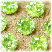 　 宝石 デマントイドガーネット Demantoid Garnet 重量 0．04CT前後 　 形状 ラウンド 寸法 2．3x2．3mm前後 　 産地 ロシア 硬度 6．5 　 品質 SI 色相 A 　 備考 『 カラーストーンの品質と色相の表記について　』 　 　 【緑色石】【ファイア石】【稀少石】 -------------------------------------------- ◆解らないことがございましたらお気軽にお問い合わせください。 　当店スタッフが丁寧にご説明させて頂きます。 ◆ジュエリー加工をご希望の方は、お気軽にご相談ください。 　≫≫クライム工房 ◆当店では 天然石 のダイヤモンド、ルビー、サファイア、エメラルド等 宝石の国 と呼ばれるタイをはじめ様々な地域から世界中の希少な宝石を直輸入価格にて販売しております。 クリスマス　お誕生日 にルースのみ、後日ジュエリー加工というのも可能です。 指輪やリングは勿論のこと、ペンダント・ネックレス・イヤリング・ピアス・ボディピアス等 あらゆるジュエリー、アクセサリーの制作をお承っております。 オリジナルジュエリーを簡単に作成が出来ます。初心者の方でもお気軽にご相談くださいませ。 　 -------------------------------------------- ≪お知らせ≫ 画像からなどのルースのご指定は出来ません。 申し訳ございませんが、お届けするルースは当店で選ばさせて頂きます。 リーズナブルストーンの為、天然の証である内包物や生地不足の為の微細なチップやキズなどがあるストーンもございます。 商売度外視のご奉仕品ですので、ご返品はお断りさせて頂いております。 予めご理解・ご了承の上、ご注文ください。 --------------------------------------------非常に希少なロシア産 デマントイドガーネットのリーズナブルストーン （ラウンド2.3mm前後） デマントイドガーネットの歴史．．． 最初にデマントイドが発見されたのは1853年、ウラル山脈で、 川で緑色の透明な小石を子供が拾い上げたことが始まりでした。 当時は何かわからず、その当時クリソライトと呼ばれていた ペリドットや、エメラルドとも思われ、様々な名称で呼ばれておりましたが、 フィンランドの鉱物学者「ニールス・フォン・ノルデンスヘルト」が 1864年にこの鉱物がクリソライトではなく、 クロム発色のアンドラダイト・ガーネットであると識別し、 サント・ペテルブルグの鉱物学協会へ発表しました。 そして1978年に、ノルデンスフェルトは高い屈折率と分散値により ダイアモンドのような煌きとファイアを見せるこの新種のアンドラダイトに、 オランダ語で「ダイアモンドのような」を意味する『デマントイド』と命名しました。 当時、黄緑色の宝石は欧州ではぺリドットやクリソベルなどの、 黄緑色の宝石が人気のあった色合いで、 デマントイドもその中に加わりましたが、 非常に高価でしたので欧州の王室や世界の富豪を顧客とする 最高級の宝飾品として使われておりまた、 あの有名なニューヨークのティファニーもデマントイドを大量に買い占めていました。 1917年のロシア革命によりロマノフ王朝が崩壊するまで採掘されていましたが、 革命後は宝飾品として取扱う事が禁止され、 その後、成分を活かす為にすべて破壊され、 クロムやアルミニウム、鉄．．．などが取り出され材料として利用された為、 宝石は完全に市場から姿を消し、歴史の犠牲となりました。 そして、ロシア革命以降、ソヴィエト連邦となってから デマントイドの供給は完全に絶たれ、 ティファニーの在庫が20世紀半ばまで唯一の供給源となり、 在庫が尽きてからはデマントイドは幻の宝石となっていました。 しかし、2002年に旧鉱山付近で鉱脈の探鉱が始まり鉱脈が発見され、 一世紀近くの間途絶えていた供給が復活しました。 クラドフカ鉱山では半年間に約8．3Kgの原石が採掘され、 そのうちカット可能な原石は約600gあり世界市場にでまわりましたが、 残念ながら半年で閉山しています。