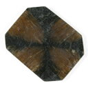 宝石 キアストライトChiastolite 重量 17．28CT 形状 ファンシー 寸法 約21．5x17．4x3．5mm 産地 アメリカ（アリゾナ） 硬度 5〜5．5 品質 −−− 色相 −−− 　 備考 『 カラーストーンの品質と色相の表記について　』 　 　 【茶色石】【黒色石】 -------------------------------------------- ◆解らないことがございましたらお気軽にお問い合わせください。 　当店スタッフが丁寧にご説明させて頂きます。 ◆ジュエリー加工をご希望の方は、お気軽にご相談ください。 　≫≫クライム工房 ◆結婚祝い、記念日、誕生日のジュエリー制作、 出産祝いなどにも喜ばれるルースギフト。プレゼント梱包も可能です。 ルースのままでも、後から加工も可能です。 指輪やリングは勿論のこと、ペンダント・ネックレス・イヤリング・ピアス・ボディピアス等 あらゆるジュエリー、アクセサリーの制作をお承っております。 オリジナルジュエリーをとても簡単に作成が出来ます。初心者の方でも親切丁寧にご相談をお受け賜りますのでお気軽にご相談くださいませ。 　 -------------------------------------------- 【アンダルサイト・関連カテゴリー】 その他アンダルサイトや関連のルースはこちらからご覧ください。 　 シリマナイト アンダルサイト カイヤナイト 　 シリマナイト(キャッツ/スター) 　インパクトある十字型の神秘的な模様を持つ キアストライト 17．28CT 　RECOMMEND POINT 　　　　自然が生み出した神秘的な模様をお楽しみください！ 　 炭素の黒色インクルージョンが 不思議な十字模様を見せるキアストライト。 俗にクロスストーンと呼ばれています。 鉱物名はアンダリュサイトで、 透明感を持った結晶とは 同じ鉱物とは思えないほどに見た目が違いますが、 十字型のインクルージョンは、 お守りとしてもよく使われていたストーンです。 是非、自然の十字模様をお楽しみください。 　