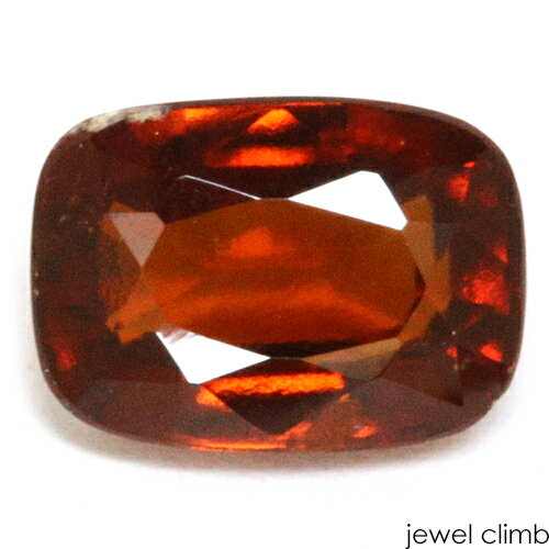 　 宝石 ヘソナイトガーネットHessonite Garnet 重量 3．67CT 　 形状 クッション 寸法 7．28x10．12x5．18mm 　 産地 スリランカ 硬度 7～7．5 　 品質 SI 色相 S 　 備考 『 カラーストーンの品質と色相の表記について　』 【ルース鑑別書付き】 　 　 【茶色石】 -------------------------------------------- ◆解らないことがございましたらお気軽にお問い合わせください。 　当店スタッフが丁寧にご説明させて頂きます。 ◆ジュエリー加工をご希望の方は、お気軽にご相談ください。 　≫≫クライム工房 ◆当店では 天然石 のダイヤモンド、ルビー、サファイア、エメラルド等 宝石の国 と呼ばれるタイをはじめ様々な地域から世界中の希少な宝石を直輸入価格にて販売しております。 クリスマス　お誕生日 にルースのみ、後日ジュエリー加工というのも可能です。 指輪やリングは勿論のこと、ペンダント・ネックレス・イヤリング・ピアス・ボディピアス等 あらゆるジュエリー、アクセサリーの制作をお承っております。 オリジナルジュエリーを簡単に作成が出来ます。初心者の方でもお気軽にご相談くださいませ。 　【ルース鑑別書付き】 彩り深い色彩が際立つ ヘソナイトガーネット3．67CT RECOMMEND　POINT しっかりとした光彩に満たされたヘソナイトガーネットです。 彩り深いレディッシュカラーのインパクトある輝き コレクションに大変お勧めのヘソナイトガーネットです。 ヘソナイトはツァボライトとは同種の宝石で、持つ色合いだけが違い グロシュラライトガーネットの中でも、黄色、肉桂色，赤橙を帯びた 褐色のルースをヘソナイトと呼びます。 また、このルースのように赤色が強いものは 古い宝石名で「シナモンストーン」とも呼ばれ、 さらにヘソナイトは「ヒヤシンス」「ジャシンス」という 古語としての名が今でも残っており、 スリランカを産地とするヘソナイトの歴史の深さを感じさせてくれます。 独特の糖蜜状インクルージョン、赤みの強い色彩で 天然の美しさを主張する宝石ヘソナイト。 落ち着きある光彩の中に上品さを感じさせてくれる 心惹かれる一石です。 まだお持ちでない方は 是非、コレクションにお勧め致します。 　