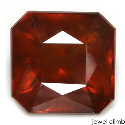 ◆その他のヘソナイトガーネット はこちら◆ 　 宝石 ヘソナイトガーネット Hessonite Garnet 重量 6．48CT 　 形状 ステップ 寸法 10．47x10．75x6．74mm 　 産地 スリランカ 硬度 7～7．5 　 品質 SI 色相 S 　 備考 『 カラーストーンの品質と色相の表記について　』 【ルース鑑別書付き】 　 　 【茶色石】 -------------------------------------------- ◆解らないことがございましたらお気軽にお問い合わせください。 　当店スタッフが丁寧にご説明させて頂きます。 ◆ジュエリー加工をご希望の方は、お気軽にご相談ください。 　≫≫クライム工房 ◆当店では 天然石 のダイヤモンド、ルビー、サファイア、エメラルド等 宝石の国 と呼ばれるタイをはじめ様々な地域から世界中の希少な宝石を直輸入価格にて販売しております。 クリスマス　お誕生日 にルースのみ、後日ジュエリー加工というのも可能です。 指輪やリングは勿論のこと、ペンダント・ネックレス・イヤリング・ピアス・ボディピアス等 あらゆるジュエリー、アクセサリーの制作をお承っております。 オリジナルジュエリーを簡単に作成が出来ます。初心者の方でもお気軽にご相談くださいませ。 　 --------------------------------------------【ルース鑑別書付き】 精巧なカットが施された大粒結晶！ ヘソナイトガーネット6．48CT RECOMMEND　POINT 　綺麗なステップカットが施された大粒6CT！ 　　　　　 独特の輝きを放つヘソナイトガーネットです。 深みのあるオレンジカラーの光彩がゆらゆらと輝くヘソナイトガーネット。 ヘソナイトガーネットはツァボライト等と同種の宝石で、 黄色、肉桂色，赤橙を帯びた褐色のルースをヘソナイトと呼びます。 また、赤味のある彩りのものは古い宝石名で「シナモンストーン」とも呼ばれ、 さらに「ヒヤシンス」「ジャシンス」という古語としての名が今でも残っており、 ヘソナイトと同じスリランカを主産地とする歴史の深さを感じさせてくれます。 そして、ヘソナイト最大の特徴は内包物。 ヘソナイト独特の糖蜜状インクルージョンが含まれている事により 結晶正面から見た際にモザイクがかったような とろみの感じられる輝きを放ちます。 こちらの結晶も、6CTもの存在感あるステップ結晶から とろんとしたオレンジ光彩を滑らかに輝かせます。 美しいカットスタイルを持つヘソナイトの輝き。 他の宝石とまた異なって見える姿が魅力です。 もちろん、宝石としての美しさを阻害するような 内包物はございませんのでご安心下さいませ。 コレクションとしても最適な 古来より人々に愛されてきたヘソナイトガーネット。 ヘソナイトならではの世界を お手元で観察してみては如何でしょうか。 　