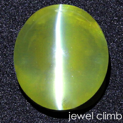 　 宝石 クリソベリルキャッツアイ Chrysoberyl Cat's eye 重量 0．69CT 　 形状 オーバルカボション 寸法 4．83x5．47x2．64mm 　 産地 スリランカ 硬度 8．5 　 品質 SI 色相 A 　 備考 『 カラーストーンの品質と色相の表記について　』 【ルース鑑別書付き】 　 　 【黄色石】【褐色石】【キャッツ石】 -------------------------------------------- ◆解らないことがございましたらお気軽にお問い合わせください。 　当店スタッフが丁寧にご説明させて頂きます。 ◆ジュエリー加工をご希望の方は、お気軽にご相談ください。 　≫≫クライム工房 ◆当店では 天然石 のダイヤモンド、ルビー、サファイア、エメラルド等 宝石の国 と呼ばれるタイをはじめ様々な地域から世界中の希少な宝石を直輸入価格にて販売しております。 クリスマス　お誕生日 にルースのみ、後日ジュエリー加工というのも可能です。 指輪やリングは勿論のこと、ペンダント・ネックレス・イヤリング・ピアス・ボディピアス等 あらゆるジュエリー、アクセサリーの制作をお承っております。 オリジナルジュエリーを簡単に作成が出来ます。初心者の方でもお気軽にご相談くださいませ。 　 --------------------------------------------【ルース鑑別書付き】 高い透明度を持つ良質結晶 クリソベリルキャッツアイ0．69CT RECOMMEND　POINT 透明感を感じさせる艶々したカボション結晶 明るい地色が華やかな印象を与える美しい一石です。 少しとろみを感じさせる明るいイエローが 華やかな印象を与えるクリソベリルキャッツアイ！ 透明感ある 艶々したオーバルカボション結晶に磨かれ 一筋に輝くキャッツアイも魅力的な一石。 バックやサイド部分はシャトヤンシー効果を 保つ為に磨きをしないので、僅かに窪みなどはこざいますが この宝石では、クリソベリルキャッツアイの中でも 希少な透明感を持ちグリーンともイエローとも言えない 絶妙なベースカラーが一層鮮明に感じられる明るい結晶です。 当然、内包物の含む事によってキャッツアイ効果が 出現するため、ほとんどのものが不透明に近い結晶ばかりとなり 今回ご紹介するクリソベリルキャッツアイのように 抜群の透明感を感じさせる良質な結晶は大変希少になります。 ペンライトを当てて高い透明感と美しいキャッツアイを 是非、ごゆっくりとお楽しみください！