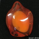 ◆その他ファイアオパールはこちら 　 宝石 ファイアオパールFire Opal 重量 13．54CT 　 形状 ファンシー（ラフカット） 寸法 20．1x15．1x11．2mm 　 産地 メキシコ 硬度 6 　 品質 －－ 色相 －－ 　 備考 『 カラーストーンの品質と色相の表記について　』 【ルース鑑別書付き】 　 　 【オレンジ色石】　 ----------------------------------------------- ◆解らないことがございましたらお気軽にお問い合わせください。 　当店スタッフが丁寧にご説明させて頂きます。 ◆ジュエリー加工をご希望の方は、お気軽にご相談ください。 　≫≫クライム工房 ◆当店では 天然石 のダイヤモンド、ルビー、サファイア、エメラルド等 宝石の国 と呼ばれるタイをはじめ様々な地域から世界中の希少な宝石を直輸入価格にて販売しております。 クリスマス　お誕生日 にルースのみ、後日ジュエリー加工というのも可能です。 指輪やリングは勿論のこと、ペンダント・ネックレス・イヤリング・ピアス・ボディピアス等 あらゆるジュエリー、アクセサリーの制作をお承っております。 オリジナルジュエリーを簡単に作成が出来ます。初心者の方でもお気軽にご相談くださいませ。 　 ------------------------------------------------【ルース鑑別書付き】 卵？？が内包した面白ろオパールです！ エッグオパール13．54CT RECOMMEND　POINT 　ファイアオパールに内包したインクルージョンは卵なの？？　　　　 オパールの中でもメキシコ産の ファイアオパールやカンテラオパールに見られる 卵状のインクルージョン内包した面白いオパールです。 オパールが生き物ように卵を宿したかのような佇まい。 この白いインクルージョンは クリストバライトと呼ばれるケイ酸鉱物で 石英に近いものがオパールと 混同して成長したものが一般的となります。 ですが、結晶内に内包している為、破壊検査をしないといけないので 実際は何かはわからないミステリアスなオパールです。 綺麗な卵が内包するオパールはとても珍しく 通称エッグインオパールと呼ばれます。 ほんとに卵のように見えるオパール。 クリスタル系のオパールにもこのような現象が 起こる事がありますが こちらはファイアオパールに内包しております。 ファイアオパールの特徴でもある オパール層のオレンジがいいアクセントとなり 本当に卵のように見えてきます。 バロックタイプのラフストーンとなりますので より一層自然の神秘をお楽しみ頂けます。 一風かわった面白いオパール。 変わり種としてお楽しみ下さいませ。 　