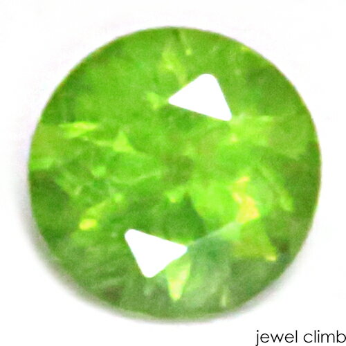 ◆その他のロシア産デマントイドはこちら 　 宝石 デマントイドガーネット Demantoid Garnet 重量 0．14CT 　 形状 ラウンド 寸法 3．12x3．15x2．19mm 　 産地 ロシア 硬度 6．5～7．0 　 品質 SI 色相 A 　 備考 『 カラーストーンの品質と色相の表記について　』 【ルース鑑別書付き】 　 　 【緑色石】【ファイア石】【稀少石】 -------------------------------------------- ◆解らないことがございましたらお気軽にお問い合わせください。 　当店スタッフが丁寧にご説明させて頂きます。 ◆ジュエリー加工をご希望の方は、お気軽にご相談ください。 　≫≫クライム工房 ◆当店では 天然石 のダイヤモンド、ルビー、サファイア、エメラルド等 宝石の国 と呼ばれるタイをはじめ様々な地域から世界中の希少な宝石を直輸入価格にて販売しております。 クリスマス　お誕生日 にルースのみ、後日ジュエリー加工というのも可能です。 指輪やリングは勿論のこと、ペンダント・ネックレス・イヤリング・ピアス・ボディピアス等 あらゆるジュエリー、アクセサリーの制作をお承っております。 オリジナルジュエリーを簡単に作成が出来ます。初心者の方でもお気軽にご相談くださいませ。 　 --------------------------------------------【ルース鑑別書付き】 希少なロシア産！ デマントイドガーネット0．14CT RECOMMEND POINT 　強いてりを感じさせる美しいロシア産デマントイドガーネットです。 綺麗なラウンドカットを施され Theロシア産といっても過言ではない特有のカラーを持つ 希少なロシア産デマントイドガーネットです。 数多く存在するガーネットの中でも、 その鮮やかなグリーンの彩りが人気の宝石。 デマントイドガーネットが持つ大きな魅力のひとつに、 特徴的なホーステールインクルージョンがあります。 こちらの結晶もルーペで見ると、 神秘的なホーステールが確認出来ます。 結晶内に豊かに広がるホーステール。 ホーステールが多すぎると透明感は失われてしまいますので 多すぎず少なすぎずが理想的です。 高品質ロシア産特有の美しいグリーンは小さくとも健在です。 ラウンドカットより強い煌きが惹き出された 魅力たっぷりのロシア産デマントイドガーネットです。 希少な美しさを誇る一石をお楽しみ下さい。 　