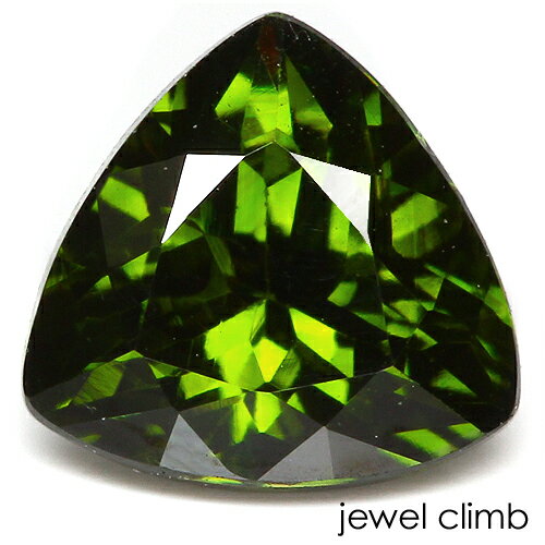 ◆ロシア以外のデマントイドはこちら 宝石 デマントイドガーネット Demantoid Garnet 重量 0．55CT 形状 トリリアント 寸法 5．07x4．88x3．19mm 産地 ナミビア 硬度 6．5～7 品質 VS 色相 S 　 備考 『 カラーストーンの品質と色相の表記について　』 【ルース鑑別書付き】 　 　 【緑色石】【ファイア石】【稀少石】 -------------------------------------------- ◆解らないことがございましたらお気軽にお問い合わせください。 　当店スタッフが丁寧にご説明させて頂きます。 ◆ジュエリー加工をご希望の方は、お気軽にご相談ください。 　≫≫クライム工房 ◆当店では 天然石 のダイヤモンド、ルビー、サファイア、エメラルド等 宝石の国 と呼ばれるタイをはじめ様々な地域から世界中の希少な宝石を直輸入価格にて販売しております。 クリスマス　お誕生日 にルースのみ、後日ジュエリー加工というのも可能です。 指輪やリングは勿論のこと、ペンダント・ネックレス・イヤリング・ピアス・ボディピアス等 あらゆるジュエリー、アクセサリーの制作をお承っております。 オリジナルジュエリーを簡単に作成が出来ます。初心者の方でもお気軽にご相談くださいませ。 　 --------------------------------------------【ルース鑑別書付き】 濃い結晶から力強く輝くベストカラー！ デマントイドガーネット0．55CT RECOMMEND POINT 　最上級のグリーンを煌びやかに輝かせる一石 　　　　　　高品質なナミビア産デマントイドガーネットです。 しっかりと上質なグリーンカラーを持ち 濃厚な結晶から艶やかな輝きで存在感を強く感じさせる 高品質デマントイドガーネット。 ナミビア産のデマントイドはほとんどが茶色みを帯びた結晶が多いのですが 濁った印象は一切なく、当店でトップ評価Sクラスの 上質なグリーンを備えた一石です。 透明度も非常に高く、 色のりの良いボディ。 離れていても、カット面が光を反射する強い煌きを感じさせてくれます。 輝きを重視したトリリアントにカットされ 透明感、彩り、デマントイドガーネットとしては0．5CTと豊かなサイズで たっぷりと宝石の魅力をご堪能いただけます。 輝きに優れたナミビア産の貴重な一石 ぜひ、お手元にてごゆっくりとお楽しみください。 　 　