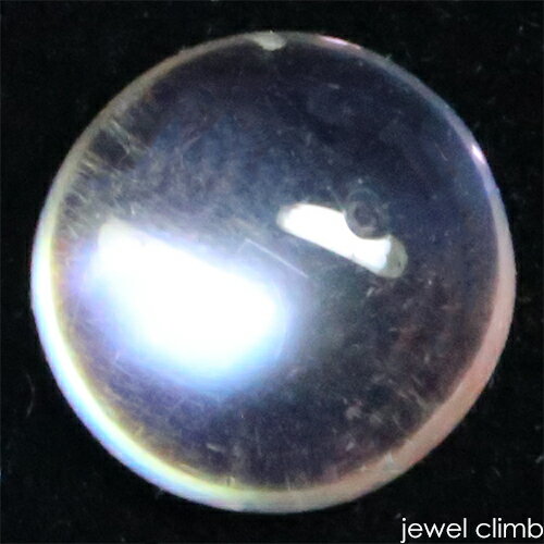 　 宝石 ムーンストーン 　　（ラブラドライト）moonstone(labradorite) 重量 1．15CT 　 形状 ラウンドカボション 寸法 6．5x6．5x3．8mm 　 産地 インド 硬度 6 　 品質 SI 色相 S 　 備考 『 カラーストーンの品質と色相の表記について　』 　 　 【白色石】【シラー石】 -------------------------------------------- ◆解らないことがございましたらお気軽にお問い合わせください。 　当店スタッフが丁寧にご説明させて頂きます。 ◆ジュエリー加工をご希望の方は、お気軽にご相談ください。 　≫≫クライム工房 ◆当店では 天然石 のダイヤモンド、ルビー、サファイア、エメラルド等 宝石の国 と呼ばれるタイをはじめ様々な地域から世界中の希少な宝石を直輸入価格にて販売しております。 クリスマス　お誕生日 にルースのみ、後日ジュエリー加工というのも可能です。 指輪やリングは勿論のこと、ペンダント・ネックレス・イヤリング・ピアス・ボディピアス等 あらゆるジュエリー、アクセサリーの制作をお承っております。 オリジナルジュエリーを簡単に作成が出来ます。初心者の方でもお気軽にご相談くださいませ。 　 --------------------------------------------幻想的なパープルシラー レインボームーンストーン （オーロラパープル）1．15CT RECOMMEND POINT 　高い透明度を持つ艶やかなカボション結晶！ 　　　　 瑞々しいシラーを浮かべる上質な一石です！ 艶やかなラウンドカボションに磨かれ スタイルの良さも魅力的なレインボームーンストーン。 ネオンを感じさせるパープルからブルーのグラデーションのような シラーがとても魅力的です。 結晶の向こう側まで透けて見えるほどの 高い透明感を備え、内包物も比較的少ない一石。 　内包物の少ない美しいルースはとても数少なく ムーンストーンの中でも評価が高いです。 あらゆる角度より光を当てて結晶の彩りを じっくりとお楽しみください。