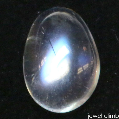 　 宝石 ムーンストーン 　　（ラブラドライト）moonstone(labradorite) 重量 0．66CT 　 形状 オーバルカボション 寸法 6．9x5．0x2．5mm 　 産地 インド 硬度 6 　 品質 SI 色相 S 　 備考 『 カラーストーンの品質と色相の表記について　』 　 　 【黄色石】【無色石】【シラー石】 -------------------------------------------- ◆解らないことがございましたらお気軽にお問い合わせください。 　当店スタッフが丁寧にご説明させて頂きます。 ◆ジュエリー加工をご希望の方は、お気軽にご相談ください。 　≫≫クライム工房 ◆当店では 天然石 のダイヤモンド、ルビー、サファイア、エメラルド等 宝石の国 と呼ばれるタイをはじめ様々な地域から世界中の希少な宝石を直輸入価格にて販売しております。 クリスマス　お誕生日 にルースのみ、後日ジュエリー加工というのも可能です。 指輪やリングは勿論のこと、ペンダント・ネックレス・イヤリング・ピアス・ボディピアス等 あらゆるジュエリー、アクセサリーの制作をお承っております。 オリジナルジュエリーを簡単に作成が出来ます。初心者の方でもお気軽にご相談くださいませ。 　 --------------------------------------------レアなパープルシラーも揺らめく レインボームーンストーン(マルチカラー)0．66CT RECOMMEND POINT 　　幻想的なシラー効果で 　　　　多彩な表情を魅せる魅力的なレインボームーンストーンです！ 透明感の高い艶やかな結晶に揺らめく 美しい神秘的なシラー。 フェイスいっぱいに多彩なシラーが広がる レインボームーンストーン！ （ラブラドライト） この宝石の最大の特徴は幻想的な 「シラー」という特殊効果です。 神秘的なシラー効果は長石を構成する正長石と曹長石が 薄い層状に交互にかさなっていることから生まれます。 上品なブルーカラーが主体で、 眺める角度によってグリーン、イエローと違った彩りを魅せ くるくる変わる多彩な色彩の変化で目を楽しませてくれます。 特にレインボームーンでは珍しい パープル系のカラーもご覧頂くことが出来ます。 透明度が高い為、色彩が鮮明に感じられ 幻想的な美しさをたっぷり届けてくれる一石です。 自然が生みだした神秘をお手元にてご覧ください。