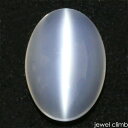 　 宝石 ホワイトムーンストーンキャッツアイWhite Moonstone cat's eye 重量 10．14CT 　 形状 オーバルカボション 寸法 11．28x15．74x7．84mm 　 産地 インド 硬度 6～6．5 　 品質 SI 色相 S 　 備考 『 カラーストーンの品質と色相の表記について　』 【ルース鑑別書付き】 　 　 【無色石】】【シラー石】【キャッツ石】 -------------------------------------------- ◆解らないことがございましたらお気軽にお問い合わせください。 　当店スタッフが丁寧にご説明させて頂きます。 ◆ジュエリー加工をご希望の方は、お気軽にご相談ください。 　≫≫クライム工房 ◆当店では 天然石 のダイヤモンド、ルビー、サファイア、エメラルド等 宝石の国 と呼ばれるタイをはじめ様々な地域から世界中の希少な宝石を直輸入価格にて販売しております。 クリスマス　お誕生日 にルースのみ、後日ジュエリー加工というのも可能です。 指輪やリングは勿論のこと、ペンダント・ネックレス・イヤリング・ピアス・ボディピアス等 あらゆるジュエリー、アクセサリーの制作をお承っております。 オリジナルジュエリーを簡単に作成が出来ます。初心者の方でもお気軽にご相談くださいませ。 　 --------------------------------------------【ルース鑑別書付き】 幻想的な一石をお楽しみください！ ホワイトムーンストーンキャッツアイ10．14CT RECOMMEND　POINT 　　浮かび上がる力強いキャッツアイが魅力のホワイトムーンストーンです。 ミルキータッチの優しい結晶に 浮かび上がる力強いキャッツアイが魅力の ホワイトムーンストーンキャッツアイです。 ムーンストーンはシラーと呼ばれる帯状の 光が特徴的な宝石ですが、今回ご紹介する ホワイトームーンストーンはキャッツアイ効果も持つ一石です。 比較的流通量が多い為、キャッツアイストーンの 定番宝石の1つといっても過言ではありません。 日常光でもキャッツアイはご覧いただけますし、 ペンライトやLEDライトなどでも 浮かびあがる神秘の一条のラインをご覧いただけます。 鑑別付きでお届けするルースをお楽しみください。 　