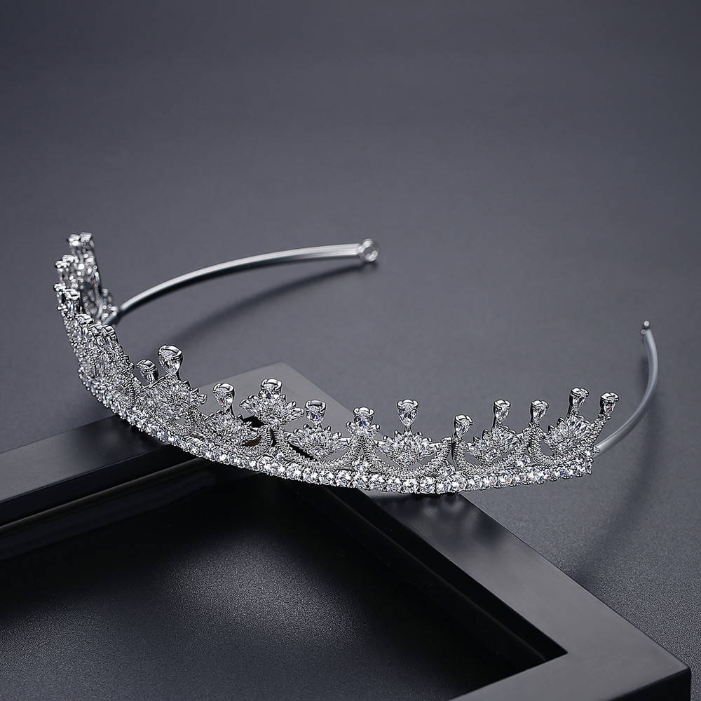 ジュエリーサンフラワーの【全品70%OFFクーポン!!BLACKFRIDAY&0つく日最強セール!先着500名様】 送料無料 ヘアアクセサリー レディース キュービックジルコニア ホワイト 真鍮 シルバー ティアラ f21051322｜アングル3