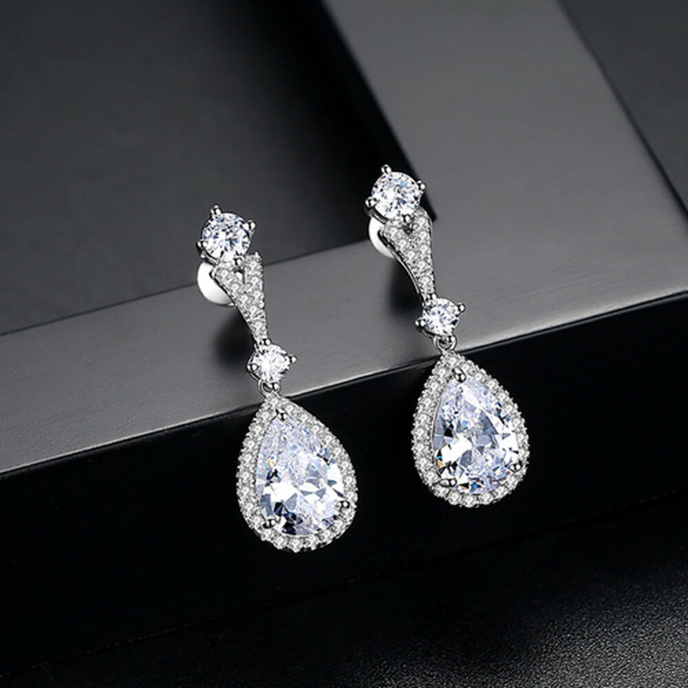 【クーポンで60%OFF 先着300名様 本日18-24時 在庫無商品は人気のため納期1ヶ月待ち】【10日間返品保証】 ピアス 両耳用 キュービックジルコニア 真鍮 ホワイト イエローゴールド シルバー スタッド ペア ドロップ 大粒 揺れる ゆれる ぶら下がり 大きめ 大ぶり e18031610