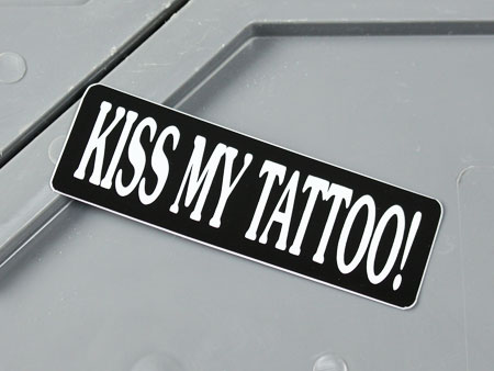 ステッカー ヘルメット 車 アメリカン おしゃれ バイク かっこいい KISS MY TATTOO！ オレのタトゥーにキスしやがれ！ 【メール便OK】＿SC-053-GEN