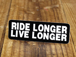 ステッカー ヘルメット 車 アメリカン おしゃれ バイク かっこいい RIDE LONGER LIVE LONGER 長く乗り、長く生きよ 【メール便OK】＿SC-059-GEN