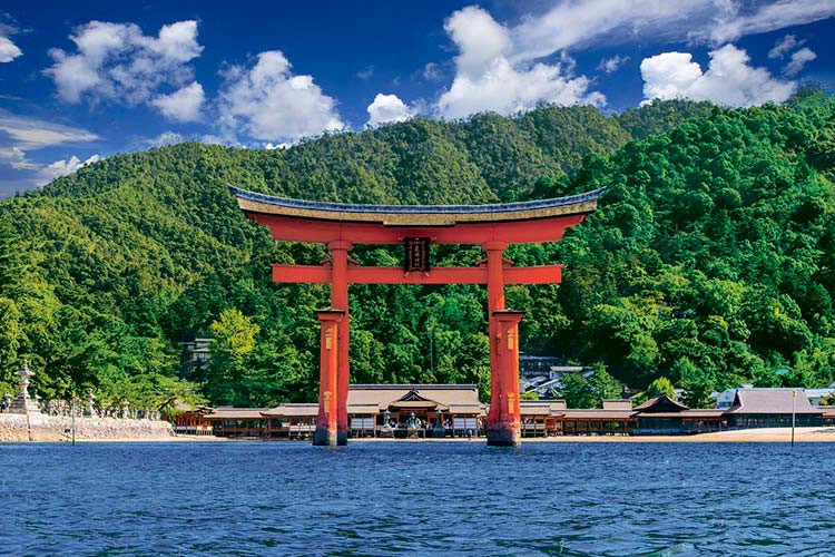 商品名美しき厳島神社-広島 ピース数1000 ピースサイズ通常ピースサイズ サイズ50×75cm 品 番EPO-10-776 メーカーエポック社 商品説明1400年の歴史を持ち世界遺産にも登録されている厳島神社。 海を敷地とした大胆で独創的な配置構成のため、潮が満ちると社殿や廻廊はあたかも海に浮かんでいるよう。 背後の弥山の緑や瀬戸の海の青とのコントラストはまるで竜宮城を思わせる美しさです。 日本三景の一つ「安芸の宮島」として知られている厳島神社。 海の中にそびえ立つ美しく巨大な鳥居は他に類を見ない大胆な景観。 (c)JTBフォト 補 足【ジグソーパズル】【風景】【国内風景】【広島】【世界遺産】【文化遺産】【海柄】【めざせパズルの達人】【1607】【1000-2000】【色：グリーン】