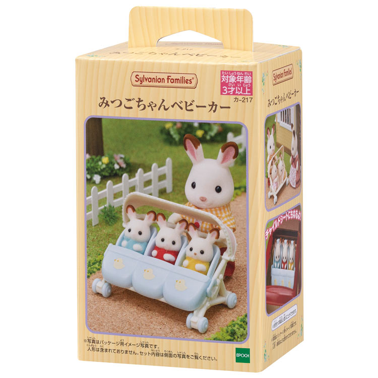 商品名みつごちゃんベビーカー サイズW80×D60×H165mm 品 番カ-217 メーカーエポック社 商品説明みつごちゃん（ちいさい赤ちゃん）人形用のベビーカーです。 みつごちゃん用座席を取り外すと、赤ちゃん、ふたごちゃん人形も乗せられます。 みつごちゃん用座席は、車（別売り）のチャイルドシートとしても使用できます。 みつごちゃん（ちいさい赤ちゃん）が3にん並んで乗れるベビーカーです。 みつごちゃんを包み込む、ひよこ柄のフットマフが付属します。 別売りの「みつごちゃん」などのお人形と一緒に遊ぶと、ごっこ遊びがもっと楽しくなります。 別売りの「いっぱいのれるよ！ピクニックワゴン」、「たのしくおでかけファミリーカー」、「みんなでおとまりキャンピングカー」などの車のチャイルドシートとしても使えます。 【セット内容】 ベビーカー、フットマフ、みつごちゃん用座席（パーツ総数：3個） 対象年齢：3歳以上 (c)EPOCH 補 足【おもちゃ】【シルバニアファミリー】【家具】【3歳以上】【202003】【色：ブルー】【色：ピンク】