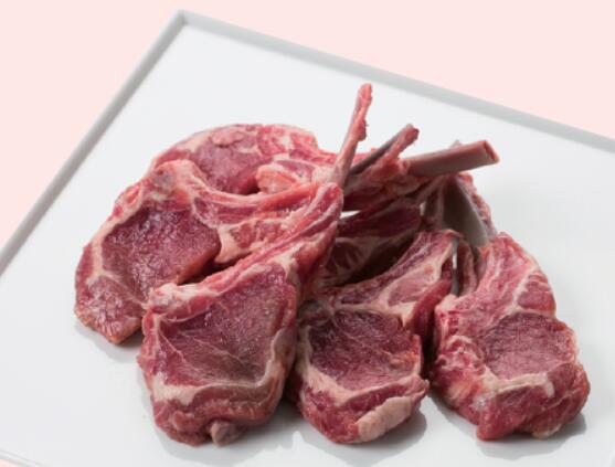ラム肉が一年のうちで最も美味しいと言われるのが、ニュージーランドの「春」である9月から11月頃の仔羊で「スプリングラム」と呼ばれています。今回の「WAKANUI」ブランドのラムチョップは、このスプリングラムを約4週間熟成することで、旨味と柔らかさの調和にこだわっています。 【商品内容】 ・WAKANUIスプリングラムチョップ約50g×5本（最低保証重量260g) ・ハーブ＆ソルトスパイス(2g)×1 【消費期限】 加工日より30日間 【発送方法】 冷凍 あんべの商品は様々なシーンでご利用を頂いております。 ジンギスカンといえば、北海道の松尾ジンギスカン、かねひろジンギスカン、長沼ジンギスカン、北のデリシャス、千歳ラム工房（肉の山本）、肉のあおやま、北国からの贈り物や、青森のラム善、君乃家などが有名ですが、羊肉一人当たりの消費量で北海道と一、二を争う岩手県遠野市に店を構える「ジンギスカンのあんべ」の生ラム／マトンジンギスカンも負けず劣らずとっても美味しいんですよ！ぜひこの機会にご賞味ください。 ●ジンギスカンといえばこんなイメージ ヘルシー 秘伝のタレ 秘伝のたれ ジンギスカンたれ ジンギスカンタレ ジンギスカンのたれ ジンギスカンのタレ たれ タレ 味付き 味付け しょうゆ味 醤油味 しお味 塩味 味噌味 みそ味 ハーブ味 ハーブ 岩塩 ソルト じんぎすかん ジンギスカン 成吉思汗 ジンギスカンセット タレ付き たれ付き タレ漬け たれ漬け 漬け込み 肉 お肉 羊肉 子羊 仔羊 子羊肉 仔羊肉 生ラム 生らむ ラム らむ ラム肉 らむ肉 生マトン 生まとん マトン まとん マトン肉 まとん肉 鍋 ジンギスカン鍋 じんぎすかん鍋 なべ 鉄板 バケツ ジンギスカンバケツ バケツジンギスカン アロスティチーニ ラムカタロース ラム肩ロース ラムチャックロール ラムロース ラムロイン マトンロイン ラム骨付きロース ラム骨付き ラムカタ ラム肩 ラムショルダー ラムモモ ラムもも ラムレッグ ラムチョップ スペアリブ テンダーロイン ショートロイン ステーキ Tボーンステーキ Tボーンステーキ ラムカルビ バラ せせり セセリ 業務用 岩手 遠野 遠野ジンギスカン 遠野名物 北海道 北海道ジンギスカン 北海道名物 北海道旅行 山形 山形ジンギスカン 山形名物 青森 青森ジンギスカン 青森名物 ご飯のお供 お取り寄せ 御取り寄せ お取寄せ 御取寄せ お土産 自宅用 家庭用 徳用 得用 増量 訳あり 訳アリ ワケあり 訳有り ワケ有り 匂い 臭い 癖 クセ 有名店 お店の味 店の味 ●日常の贈り物に 御見舞 退院祝い 全快祝い 快気祝い 快気内祝い 御挨拶 ごあいさつ 引越しご挨拶 引っ越し お宮参り御祝 志 進物 ホームパーティー パーティー バーベキュー BBQ お祭り 海水浴 キャンプ アウトドア グランピング ベランダ 研修 旅行 行楽 花見 野外 部活 スポーツ 運動会 体育祭 御礼 お礼 謝礼 御返し お返し お祝い返し 御礼 お見舞いお礼 御見舞御礼 お見舞い御礼 御見舞お礼 自宅 ご褒美 ●季節の贈り物に 正月 御正月 お正月 年賀 御年賀 お年賀 年始 御年始 母の日 父の日 盆 初盆 お盆 中元 御中元 お中元 暑中見舞い 暑中お見舞い 彼岸 お彼岸 残暑御見舞 残暑見舞い 敬老の日 寒中見舞い 寒中お見舞 寒中御見舞 クリスマス クリスマスプレゼント 歳暮 お歳暮 御歳暮 年末年始 春 夏 秋 冬 おせち お節 おせち料理 お節料理 御節 御節料理 の代わりに に飽きたら ●祝事に 合格祝い 進学祝い 進学内祝い 成人式 成人祝い 御成人御祝 卒業記念 卒業記念品 卒業祝い 御卒業御祝 入学祝い 入学内祝い 小学校 中学校 高校 大学 就職祝い 社会人 幼稚園 入園祝い 入園内祝い 御入園御祝 お祝い 御祝い 内祝い 金婚式御祝 銀婚式御祝 御結婚お祝い ご結婚御祝い 御結婚御祝 結婚祝い 結婚内祝い 結婚式 結婚記念日 引き出物 引出物 引き菓子 御出産御祝 ご出産御祝い 出産御祝 出産祝い 出産内祝い 新築祝い 御新築祝 新築御祝 新築内祝い 祝御新築 誕生祝 祝御誕生日 バースデー バースディ 七五三御祝 初節句御祝 節句 昇進祝い 昇格祝い 就任祝い 退院祝い ハレの日 ●弔事に 御供 お供え物 粗供養 御仏前 御佛前 御霊前 香典 香典返し 法要 仏事 新盆 初盆 新盆 見舞い 法事 年回忌法要 一周忌 三回忌 七回忌 十三回忌 十七回忌 二十三回忌 二十七回忌 御膳料 御布施 ●長寿のお祝いに 61歳 六十一歳 還暦 還暦御祝い 還暦祝い 祝還暦 華甲 かこう 喜寿 米寿 古希 傘寿 ●法人向け 御開店祝 開店御祝い 開店お祝い 開店祝い 御開業祝 開院祝い 周年記念 来客 異動 転勤 定年退職 退職 挨拶回り 転職 餞別 お餞別 御餞別 贈答品 心ばかり 寸志 新歓 歓迎 送迎 新年会 忘年会 二次会 記念品 景品 粗品 手土産 開院祝い ●プチギフトに お土産 ゴールデンウィーク GW GW 帰省 土産 ふるさと バレンタイン バレンタインデー ホワイトデー ひな祭り 雛祭り 端午の節句 こどもの日 子供の日 母の日ギフト 母の日プレゼント 父の日ギフト 父の日のプレゼント 敬老の日ギフト 敬老の日プレゼント ギフト プレゼント ご褒美 記念日 サプライズ ●こんなメッセージで ありがとう いつもありがとう ありがとうございます いつもありがとうございます 感謝 おめでとう おめでとうございます 今までお世話になりました いままでお世話になりました これからもよろしくお願いします 今後とも宜しくお願い致します ごめんね ●こんなお相手に 両親 父 父親 お父さん おとうさん 母 母親 お母さん おかあさん 義父 お義父さん 義母 お義母さん 祖父 お祖父ちゃん おじいちゃん お祖父さん お爺さん おじいさん 祖母 お祖母ちゃん おばあちゃん お祖母さん おばあさん 親戚 おじさん 叔父 伯父 おばさん 叔母 伯母 奥さん 妻 彼女 旦那 旦那さん 彼 彼氏 先生 職場 上司 先輩 後輩 同僚 職場の仲間 友人 恋人 10代 20代 30代 40代 50代 60代 70代 80代 60歳 70歳 80歳 十代 二十代 三十代 四十代 五十代 六十代 七十代 八十代 六十歳 七十歳 八十歳 兄弟 兄 弟 姉妹 姉 妹 子供 小さな子供 小さい子供 家族 夫婦 高齢 羊肉好き 羊好き ラム肉好き ラム好き 肉好き ジンギスカン好き 親孝行 年老いた父 年老いた母 お客様 お客さま 来客 羊肉嫌い ラム肉嫌い ラム嫌い 苦手 ●ここが喜ばれる人気の秘密 新鮮 上品 上質 高級 最高 贅沢 定番 ご馳走 御馳走 おうち焼肉 おうちご飯 おうちごはん おうち時間 楽しい 団らん 団欒 喜ぶ うれしい 嬉しい わくわく ワクワク 大喜び 幸せ 感動 素敵 おもてなし もてなす 栄養満点 ご褒美 ごほうび ボーナス 食べ物 お取り寄せ おとりよせ お取りよせ 人気 食品 おすすめ インスタ インスタ映え 脂控えめ 脂ひかえめ 油控えめ 油ひかえめ ジューシー 美味しい 美味 おいしい おいしいもの 美味しいもの オイシイ やわらか やわらかい 柔らか 柔らかい さっぱり サッパリ あっさり アッサリ もたれない 胃にもたれない 胃にやさしい 胃もたれしない 胸やけ 胸焼け 胸やけしない 胸焼けしない 赤身 赤身肉 食べやすい 臭みが少ない 匂いが少ない クセが少ない 癖が少ない 臭みがない 匂いがない クセがない 癖がない 臭くない くさくない 栄養 健康 健康づくり 健康食品 ダイエット ダイエット中 ダイエッター 美容 美肌 ビタミン ビタミンB1 ビタミンB2 ビタミンB12 ビタミンB群 ビタミンE ビタミン豊富 亜鉛 必須アミノ酸 免疫 免疫力アップ 脂肪 脂肪燃焼 腸活 疲労回復 貧血 鉄分 低脂質 低脂肪 脂質オフ 脂質制限 糖質制限 低糖質 糖質オフ 糖質OFF 低カロリー カロリーオフ カロリー制限 高たんぱく たんぱく質 高タンパク タンパク質 良質なたんぱく質 良質たんぱく質 減量 食事制限 シェイプアップ ボディメイク 体づくり インナービューティー 筋トレ 筋トレ飯 筋トレめし 筋トレメシ トレーニング 筋肉 筋肉飯 筋肉めし 筋肉メシ 体質改善 熱性 熱性食材 カルチニン カルニチン L-カルニチン L-カルチニン 不飽和脂肪酸 薬膳 ●いろんなお料理で楽しめます レシピ 食べ方 作り方 焼肉 焼き肉 やきにく ヤキニク 野菜 玉ねぎ 玉葱 タマネギ キャベツ もやし ピーマン ネギ 葱 ねぎ ロースト カレー カレーライス マトンコルマ マトンカレー ラムカレー ジンギスカンカレー 生姜焼き しょうが焼き ショウガ焼き 味噌焼き みそ焼き 味噌 みそ 味噌炒め 味噌漬け みそ漬け 煮込み ハヤシライス しゃぶしゃぶ 冷しゃぶ ラムしゃぶ らむしゃぶ サラダハーブ ドライハーブ ハーブ焼き 角煮 みそ汁 スープ パスタ 赤ワイン煮 ワイン煮 ワイン漬け スパイス ニンニク にんにく ガーリック おつまみ シチュー うどん 焼きそば ポン酢 ハンバーグ 餃子 ウインナー コロッケ 唐揚げ から揚げ ステーキ ラーメン らーめん ジンギスカンプレート ジンギスカン丼 ハム ソーセージ ●ジンギスカンやラム肉にあうお酒 赤ワイン ビール 生ビール 地ビール クラフトビール ウィスキー バーボン モルト スコッチ ブランデー 日本酒 純米酒 大吟醸 麦焼酎 むぎ焼酎 そば焼酎 芋焼酎 いも焼酎 焼酎 発泡酒 レモンサワー ハイボール 酎ハイ ビネガーカクテル
