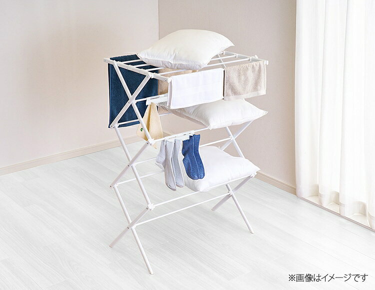 【返品種別A】□「返品種別」について詳しくはこちら□※浴室使用の場合は、浴室乾燥機を併用して下さい。※強風の日にはベランダでのご使用はお控えください。工具とネジ不要、一人でも組み立て簡単な物干しスタンド！　◆部品点数が少なく、パーツはめ込み式で組み立て簡単組み立てについて：工具とネジ不要。パーツはめ込み式。組立時間の目安：5分/1人◆省スペースでたくさん干せる縦型形状浴室や洗面所などの狭い場所に置いて利用することもできます。※浴室使用の場合は、浴室乾燥機を併用して下さい。◆使わない時はコンパクトに収納可能畳んだ際の幅が約11cmなので、わずかな隙間があれば邪魔にならずスッキリ収納することができます。◆アコーディオン状に一気に畳むことが可能女性でも力を入れなくても簡単に畳めます。◆2.8kgと軽量なので持ち運び楽々室内だけでなく、ベランダや浴室などのスペースにも移動させてご使用いただけます。◆フェイスタオルやバスタオルはもちろん、クッションや枕、セーター等の平干しもできる平干し部のバーの間隔(約)：10.5cmまた、靴も干すことができます。◆小物干しパーツ3個付き靴下やハンカチ等を干せます。◆一度に干せる目安：全体で2〜3人分Yシャツやブラウス3着、Tシャツ3着、ズボン3着、靴下3足、ハンカチ3枚。※メーカー調べ。※干す際はバランスよく干してください。◆洗濯物を畳む用の簡単な台としても使用できるので、かがむ必要がありません高さが103cmなので、外から見えにくい高さでベランダ干しも安心。※強風の日にはベランダでのご使用はお控えください。◆本体はシンプルなマット調のホワイトカラーどんなお部屋にも合わせやすいオシャレなデザイン。◆縦に長いアコーディオン構造キッチンマット・ヨガマットといった長物や、シーツ・敷きパッドも少し折り畳めば、床につくことなく干すことが可能です。◆一度に6個の枕を干すことができるので、家族6人分までの枕を1日で干すことが出来ます枕サイズの目安(約)：40×60cm◆新聞紙を広げた時のサイズと同じくらいのスペースで洗濯物がしっかり干せる※新聞紙を広げた時のサイズは、横81.2×縦54.5cmになります。■　仕　様　■本体サイズ(約)・・・・使用時：幅81×奥行60×高さ103cm・収納時：81×63×11cm平干し部のバーの間隔(約)：10.5cm重量(約)：2.8kg全体耐荷重(約)：12kg(バー1本あたり1kg)材質・・・・本体：スチール粉体塗装パイプ、ABS樹脂・小物干しパーツ：ポリプロピレン小物干しパーツ3個付き一度に干せる目安：全体で2〜3人分Yシャツやブラウス3着、Tシャツ3着、ズボン3着、靴下3足、ハンカチ3枚※メーカー調べ組立時間の目安：5分/1人(パーツはめ込み式)[NY351リブプラス]リブプラス生活家電＞生活雑貨＞洗濯用品（物干し・ハンガーなど）＞物干し台・物干しラック