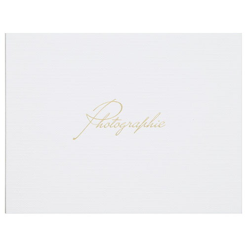 【返品種別A】□「返品種別」について詳しくはこちら□2025年11月 発売◆感謝の想いを伝えたい様々なシーンに ちょっとしたお礼から、誕生日のお祝いや旅立つ友人へのメッセージ、出産祝いのお返しや内祝い、結婚祝いのお礼、退職時のお別れなど、心を込めた感謝を伝える様々な場面でご活用いただけます。カードの洗練されたデザインは、感謝の気持ちをより一層上品に伝えます。◆カードを贈るシーン例：結婚式 結婚式の開催を支援をしてくださったご両親やご親戚へ、式当日の特別な写真に、今までの感謝の気持ちを綴ったメッセージカードを添えて贈ることで、記念に残る特別な贈り物となります。◆カードを贈るシーン例：出産・内祝い 無事に赤ちゃんが誕生した喜びと、いただいたお祝いへの心からの感謝を伝える内祝いに。生まれたばかりの赤ちゃんの写真とお名前や成長の報告を添えたメッセージが、受け取った方の記憶に深く残る、特別な内祝いを演出します。◆カードを贈るシーン例：七五三 日頃から温かく見守ってくださる祖父母やご親戚へ、七五三のお参り当日の晴れ着写真と、成長への感謝のメッセージを添えて贈ることで、喜びの気持ちをより一層深く伝えられ、お子様にとって大切な節目を心に残る特別な形で残すことができます。◆カードを贈るシーン例：退職・送別 退職される上司、異動される同僚・先輩へ、思い出の写真や送別会で撮影した集合写真などに心を込めたメッセージを添えて贈ることで、長年にわたる感謝と新たな門出を祝う気持ちを、心に残る形で伝えることができます。◆熟練の技が光る一枚一枚に込めたこだわり 国内工場で熟練の職人が一枚ずつ丁寧に仕上げた上質なフォトメッセージカード。機械には出せない繊細な風合いと、手づくりならではの温もりが、贈る方の真心を伝える特別な一枚となり、贈り物の価値をさらに引き立てます。◆しなやかで柔らかい上質なタント紙を使用 表面に控えめな凹凸のエンボス加工が施された高級感ただよう上質なタント紙を使用しています。手に取った際にしなやかで柔らかく、その質感から特別な想いを感じ取ることができます。◆汎用性の高いシンプルなメッセージカード付き 写真ポケットにぴったり収まるサイズのシンプルな手書きメッセージカードが付属。無駄な装飾を省いた罫線のみのデザインを採用しているため、フォーマルからカジュアルまで様々なシーンでご使用いただけます。◆差し込むだけで簡単にセット 写真とメッセージカードを差し込むだけで簡単にセットできる差し込みタイプ。のりやテープなどは一切不要で入れ替えもカンタンです。2面とも写真をセットすることも可能。贈るシーンや伝えたい想いに合わせて、自由に組み合わせることができます。◆写真を引き立てる中額仕様 中額にはほどよい厚みがあり、セットした写真やカードをしっかりと保持しながら、上質な雰囲気を漂わせます。開いた瞬間に想いが伝わる美しい仕上がりです。◆気品あふれる表紙デザイン 表紙にはフランス語で「写真」を意味する「Photographie」を筆記体で、控えめにかつ印象深くあしらいました。洗練された美しさと気品を纏い、贈る相手に上質感を伝えるエレガントなデザインに仕上げました。◆サイズ Lサイズの写真をヨコ向きに2枚収納可能。折りたたみ時の厚さは約5mmです。■　仕　様　■仕様：二つ折り、ヨコ・ヨコ、メッセージカード付き対応写真サイズ：Lサイズ（W127×H89mm）表紙材質：紙表紙厚：約1mm外寸法：約W153×H119×D5mm中額仕様：ビク抜き中額中抜き寸法：約W115×H78mm[MRCGCL2YWT]ハクバカメラ＞写真整理用品＞写真台紙＞L