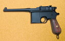 【返品種別B】□「返品種別」について詳しくはこちら□2022年11月 発売※画像はイメージです。実際の商品とは異なる場合がございます。※モデルガンですので、BB弾等の発射は出来ません。【商品紹介】A！　CTION Mauser C96 Red9 マットブラックです。モーゼルC96は、1896年にマウザー社から販売された大型の自動拳銃である。第二次大戦中、重火器である同社のMG151機関砲が、日本では「マウザー砲」の名で知られ、小銃など小火器の分野では「モーゼル」の呼び方で定着した。またグリップの形状から「ブルームハンドル（箒の柄）」とも呼ばれた。作動方式はプロップアップ式ショートリコイル。標準で付属する脱着式ストックや、クリップ装填式の固定弾倉など、構造的には小銃に近いものとなっている。当時としては非常に優れた性能の拳銃で、登場から第一次世界大戦後までトルコ・イタリア・ペルシャ(現イラン)・オーストリア・ドイツ・フランスなどで制式採用された。当時ドイツ陸軍で使用されたのは、9mmパラベラム弾仕様のM1916と呼ばれるモデルで、補給上の都合から、ワルサーP38、ルガーP08と弾を共有させたとされる。弾薬の混用を防ぐために銃把の部分に赤色で「9」と刻印され、「Red 9」と呼ばれるようになった。※モデルガンですので、BB弾等の発射は出来ません。【商品仕様】仕様　：　ダミーカートリッジ同梱タイプ口径　：　9mm銃身長　：　140mm全長　：　308mm重量　：　845g(カートリッジ含まず)弾数　：　10発素材　：　高比重樹脂模型＞モデルガン・エアガン＞モデルガン＞ジャンル別＞ハンドガン