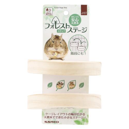 【返品種別A】□「返品種別」について詳しくはこちら□※仕様やパッケージは、リニューアルなどの理由で変更になっている場合がございます。予めご了承下さい。※火気には近づけないで下さい。※お子様の手の届く場所や足元等に置かないようにして下さい。※火気には近づけないで下さい。※自然木のため、木目や木の色にバラつきがあります。また節目や継ぎ目もあります。※高温や直射日光が当たる場所、湿度の高い場所での使用や保管、排泄物等で汚れたままでの使用は、カビや製品の劣化の原因となりますので、しないようにお願いいたします。※木製パーツを使用しています。水洗いをすると、木が水分を吸い、乾燥した時に歪みが生じ、ばらけてしまったり、木が反り返ったりするので、水洗いはしないで下さい。汚れた場合は、濡れ布巾などで、軽くふき取って、よく乾燥させてから再度使用して下さい。※生き物が、本品をかじり、そのかじり方によって、かじった先端などが、鋭利に尖る場合がありますので、使用(消耗)状況をよく確認し、安全を確認しながら使用して下さい。危険と感じたら使用を中止して下さい。※製品の形状・素材等について、ロットにより予告なく変更する場合がありますので、あらかじめご了承下さい。※生き物は、各個体によって性格や体格(体重)等異なり、予測不可能な行動をとったりします。使用状況を確認しながら、危険を感じたら使用を中止して下さい。※飼育時における事故等に関しましては、責任を負いかねますので予めご了承下さい。◆かじっても安心な階段にもなる天然木ステージです。◆ケージ内のレイアウトの幅が広がります。◆取り付け簡単！　■材質：天然木■商品サイズ：約W110×D50×H20mm■適応種：デグー、シマリス、モモンガ等の小動物原産国：ベトナム三晃商会広告文責：株式会社Joshin(06-6633-1111)日用雑貨＞ペット＞小動物＞小動物用品その他