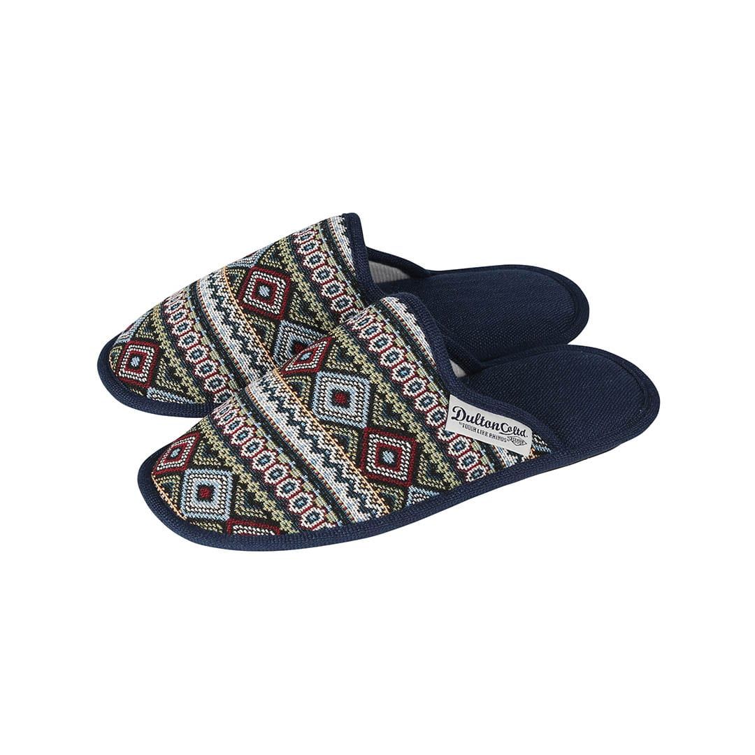 【返品種別A】□「返品種別」について詳しくはこちら□※本製品は織り柄です。ペアでは左右対称ですが、個体により柄の出方が異なります。■ダルトン製品の特性についてダルトンの製品は、主に海外で製造されています。ハンドメイド製品も多くあり、サイズ・形状・色の濃淡等に個体差等がございます。一部商品ではアンティークの風合いを出す為の加工(色ムラ・サビ加工等)が施されております。※GALVANIZED加工（一部商品）の特性：防錆、防食効果のある亜鉛メッキを施している為、耐久性に優れていますが、使用している中で亜鉛メッキの表面に傷などが入ると、その箇所から錆が発生する可能性があります。※金属部RAW加工（一部商品）の特性：サビや擦れ等を施した加工となります。そのため仕上げの風合いに個体差があります。それぞれの個性、素材の特性として風合いをお楽しみください。■梱包の状態についてダルトンの製品は、主に海外で製造されています。輸送過程で梱包箱に汚れや傷が生じている場合がございます。誠に申し訳ございませんが、外箱のみの汚れや傷による商品の交換や返品は受け付けておりません。(商品に破損・欠品があった場合は、その限りではございません。)■初期不良・不具合につきましては、メーカーにて直接ご対応させていただく場合がございます。あらかじめご了承ください。◆鮮やかなカラーリングとサモア柄が特徴のルームシューズ。◆個性的な表情ながら、機能性、耐久性もしっかり押さえた優れもの。◆底面は丈夫で柔らかい樹脂製なので、滑りにくく、多少の汚れや濡れも気になりません。◆収納用の袋付きなので、学校行事などの携帯用や旅先のお供としても活躍します。■　仕　様　■サイズ(約)：高さ90×幅270×奥行115mm材質：ポリエステル100％、TPR樹脂、EVA樹脂[45096287]ダルトン(DULTON)生活家電＞インテリア＞スリッパ